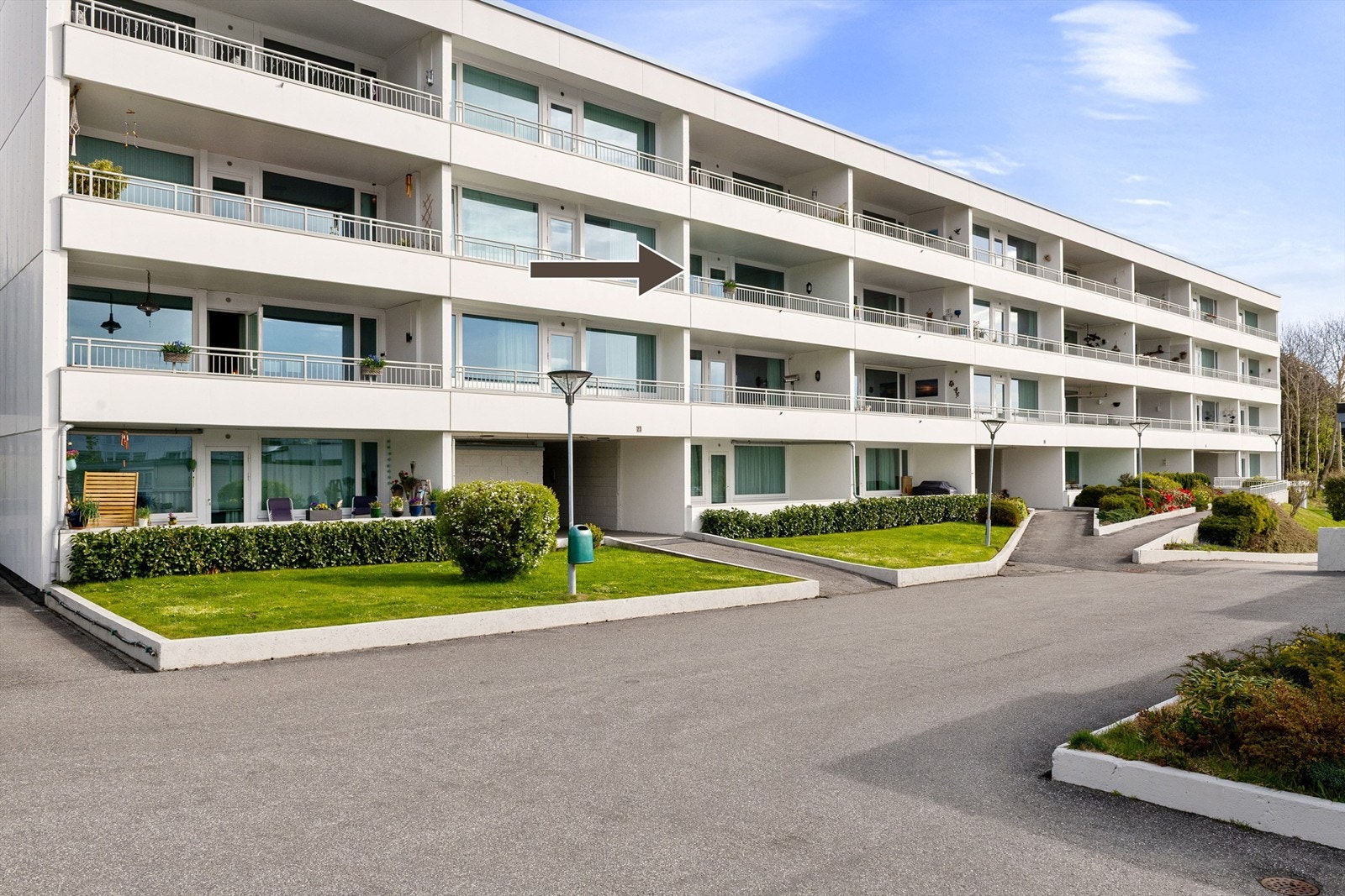 Leiligheten ligger i et stille og fredelig område, med garasjeplass i fellesanlegg og kort vei til NTNU og NMK. Galleribilde