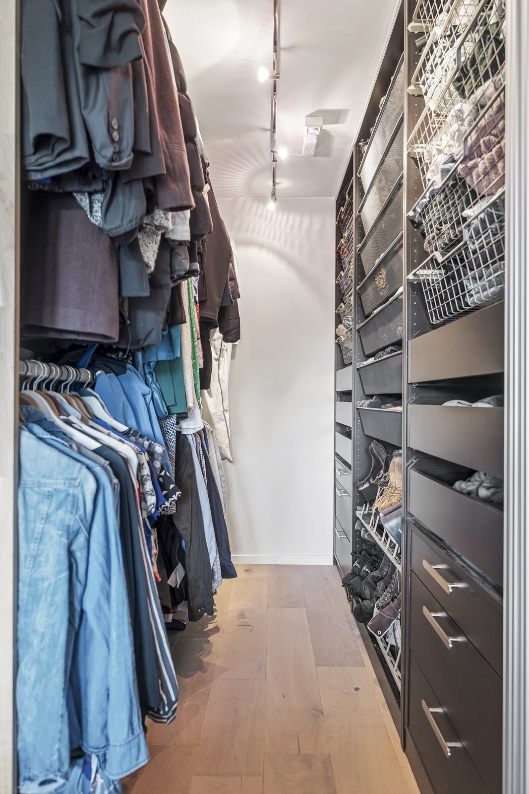I tilknytning til hovedsoverommet finner man en praktisk walk-in garderobe. Galleribilde