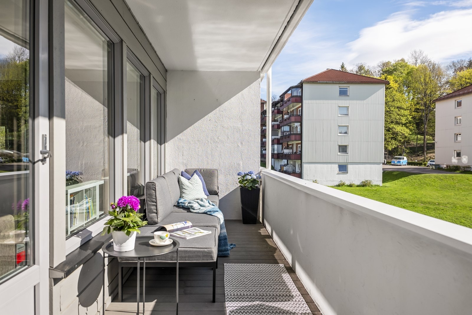 Fra stuen er det utgang til boligens andre sydøstvendte balkong på 10 m² hvor man kan nyte formiddagssolen. Galleribilde
