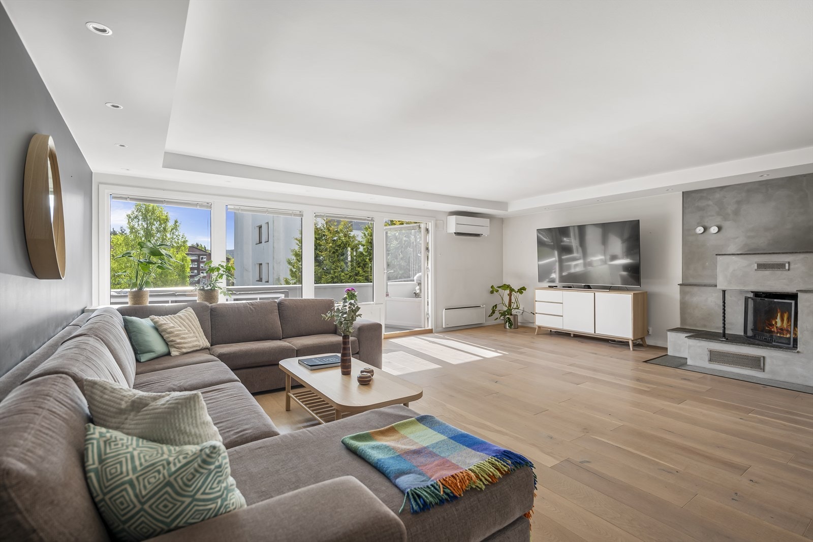 De store vindusflatene slipper inn rikelig med dagslys og gir samtidig et hyggelig blikk ut mot omgivelsene. Galleribilde