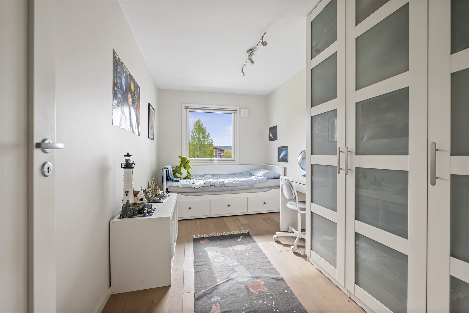 Soverom tre med plass til seng, nattbord, garderobeskap og kontorpult. Galleribilde