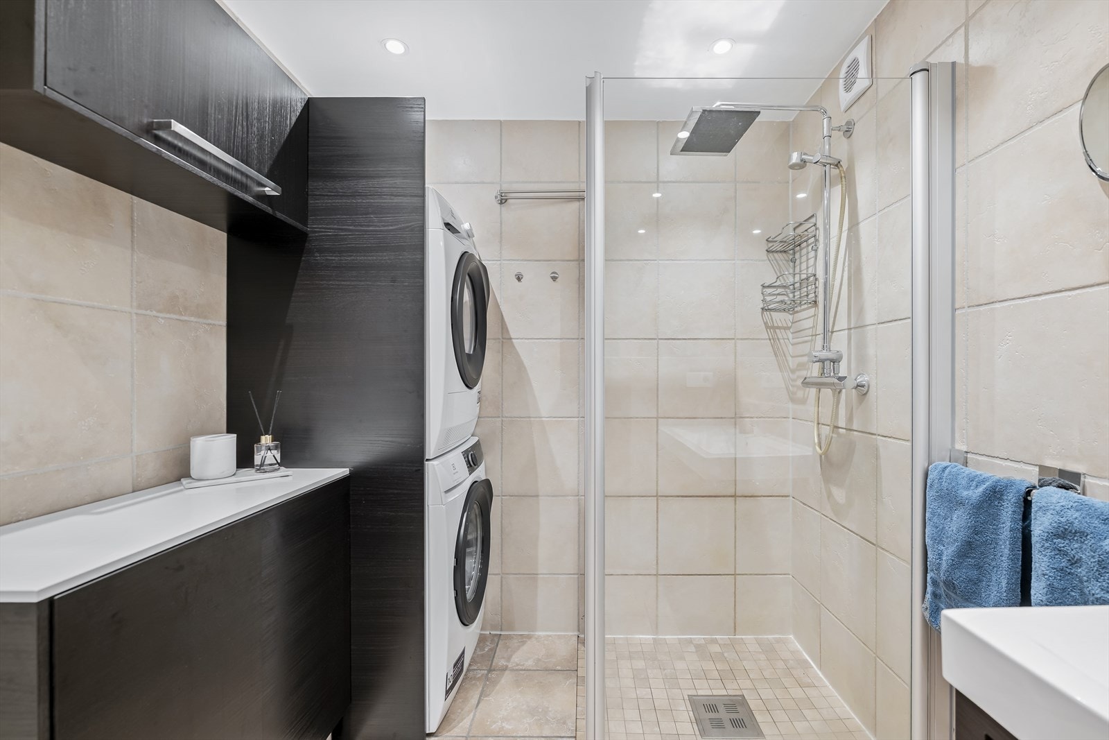 Badet byr på praktiske løsninger med god lagringsplass, samt nisje med plass til både vaskemaskin og tørketrommel. Galleribilde