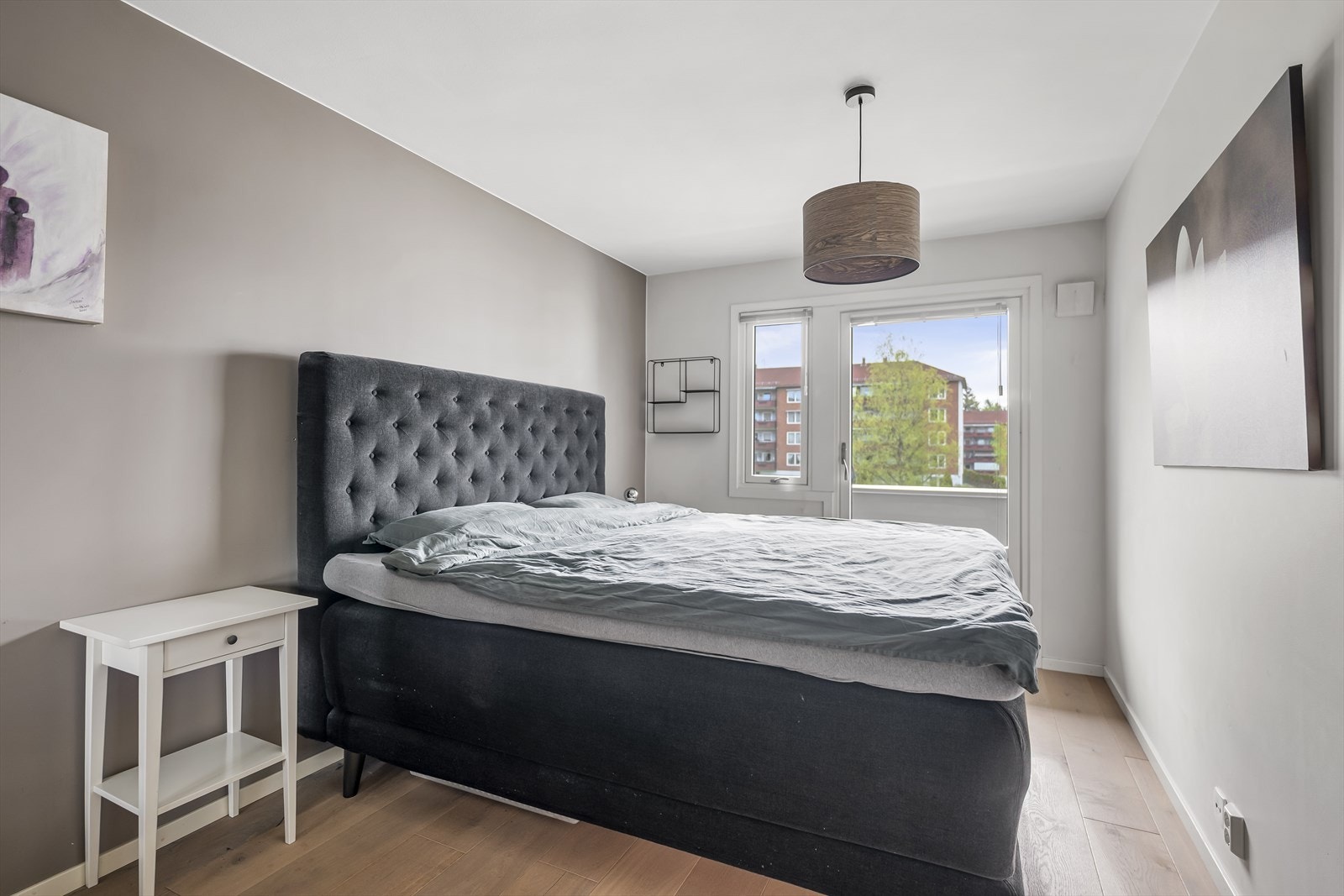 Romslig hovedsoverom med god plass til dobbeltseng og nattbord på begge sider. Utgang fra hovedsoverom til sydøstvendt balkong på hele 11 m². Galleribilde