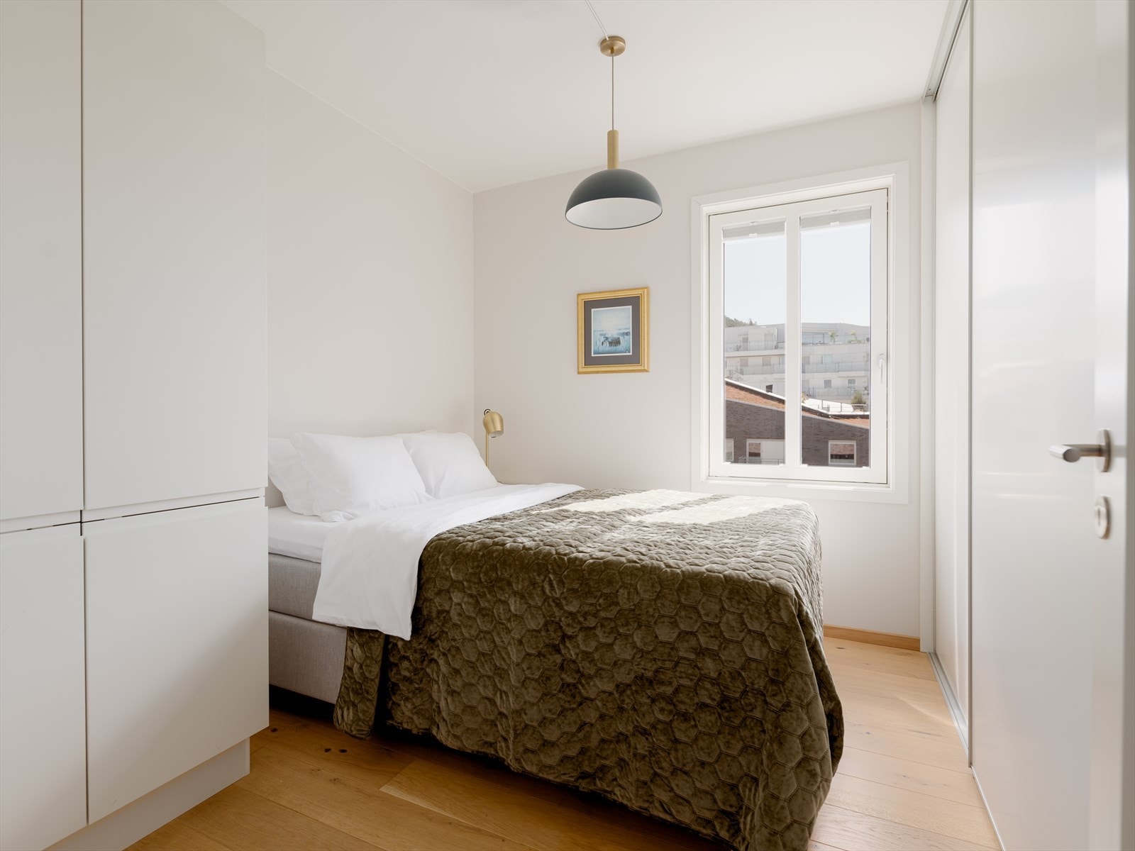 Soverom II - romslig og praktisk med plass til dobbeltseng, nattbord og godt med garderobeplass. Galleribilde