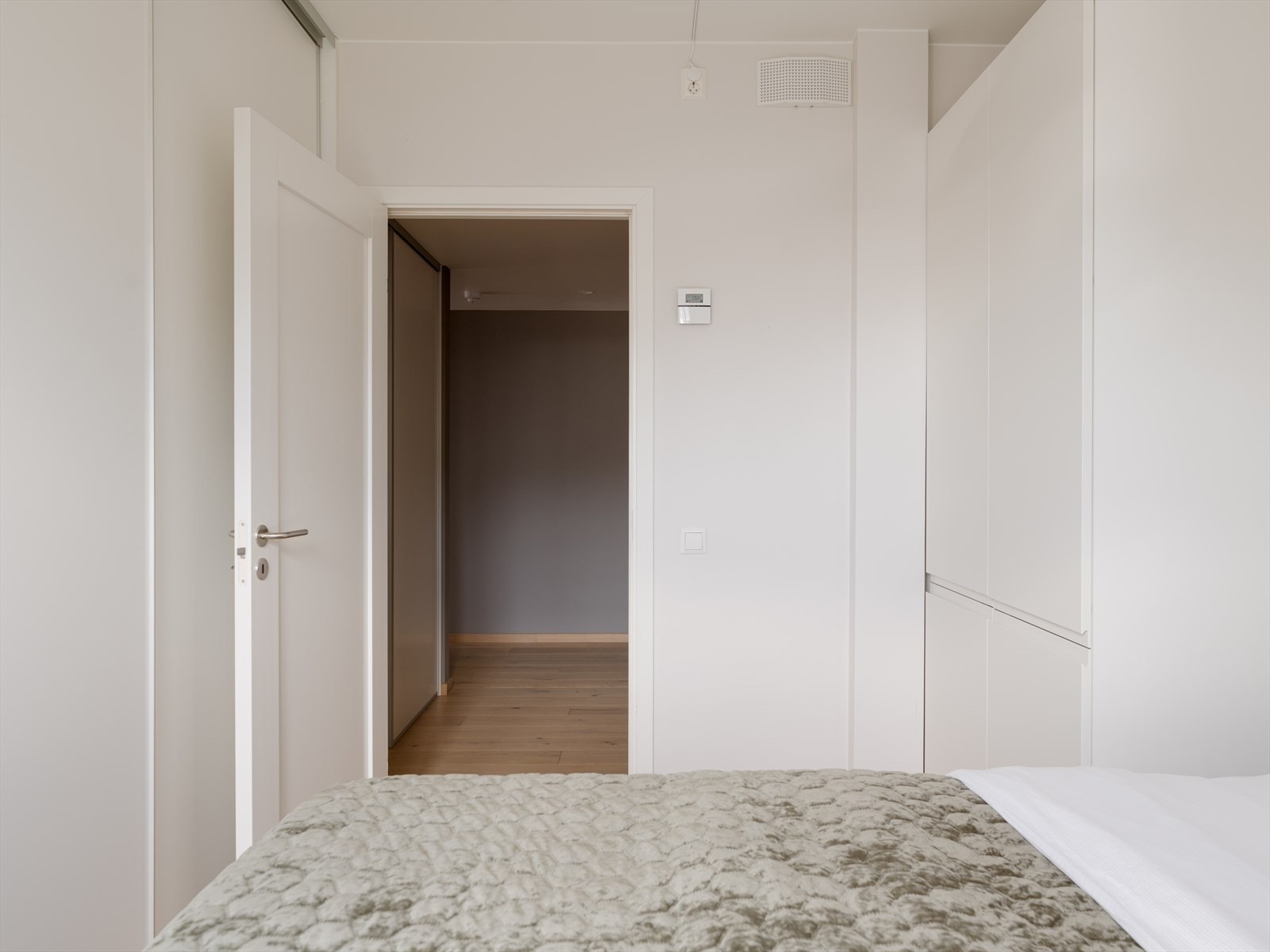 Soverom II har en svært dyp skyvedørsgarderobe samt garderobeskap. Galleribilde