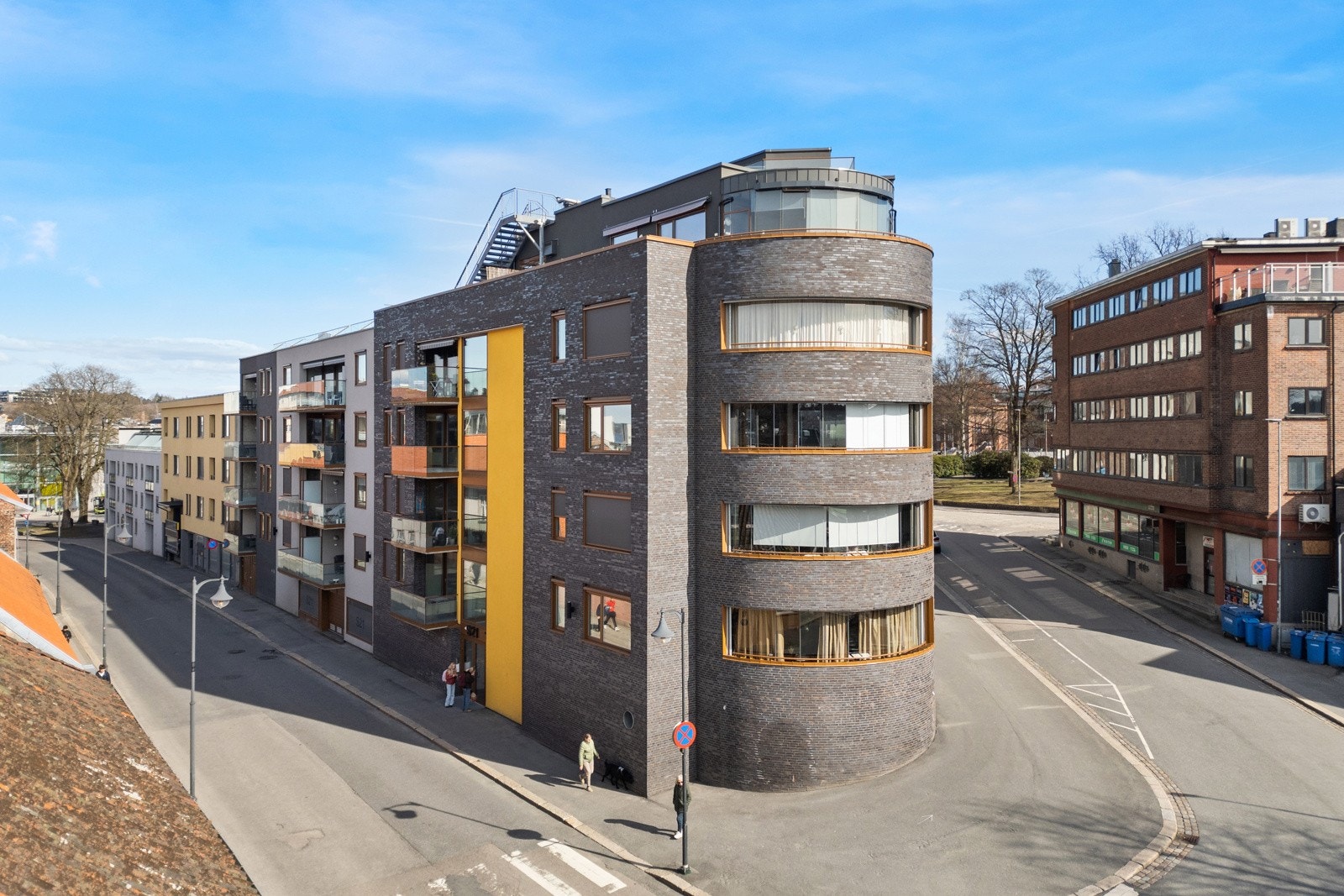 Arkitektonisk spennende bygg fra 2019 i teglstein, med heis, felles takterrasse og særdeles sentral beliggenhet. Galleribilde