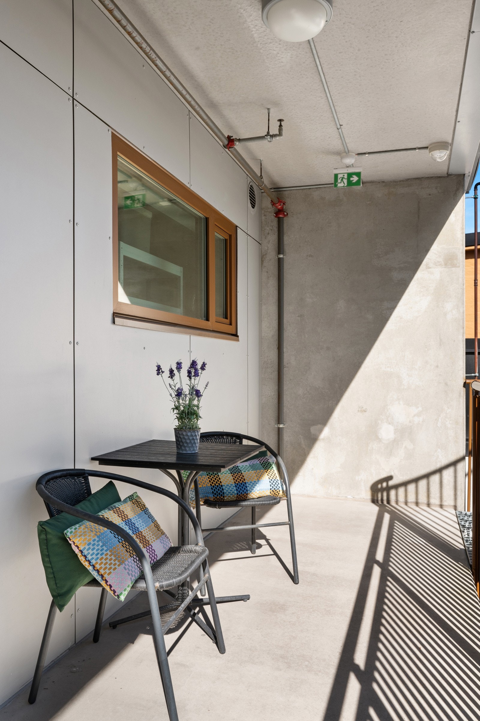 Solrikt inngangsparti med morgen- og formiddagssol. Galleribilde