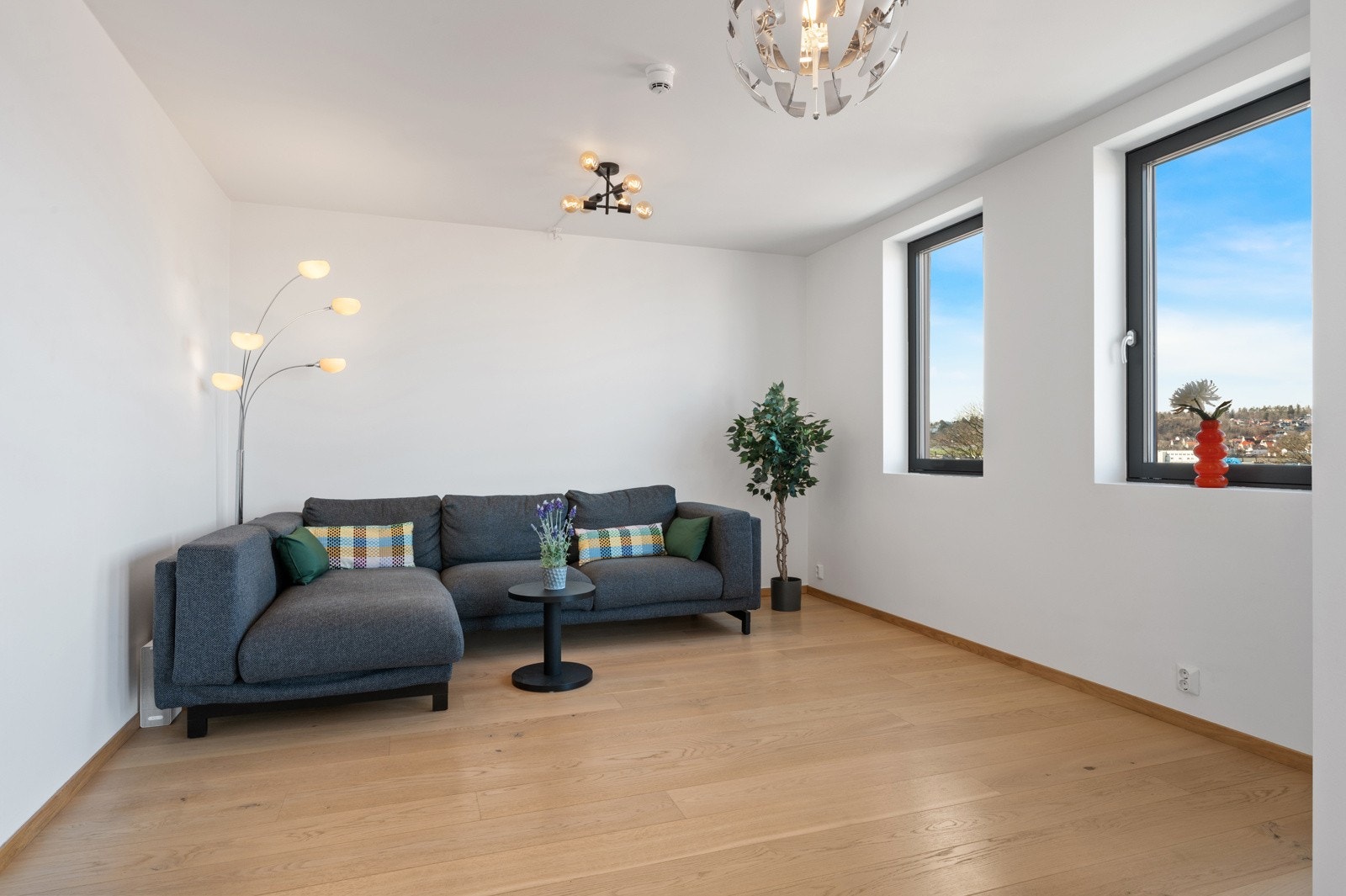 Det er plass til spisegruppe i tilknytning til kjøkkenet. I tillegg er det plass til sofagruppe, lenestol, tv-møbel etc. i stuen. Galleribilde