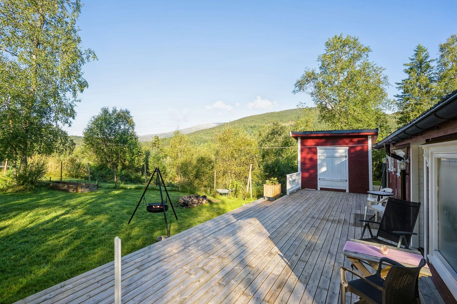 Velkommen til et rolig og barnevennlig område-minimalt med trafikk og støy. Gode utearealer og frodig hage. Boden ble satt opp i 2023 og innhar både port, dør og to vinduer. Tomten er inngjerdet. Galleribilde