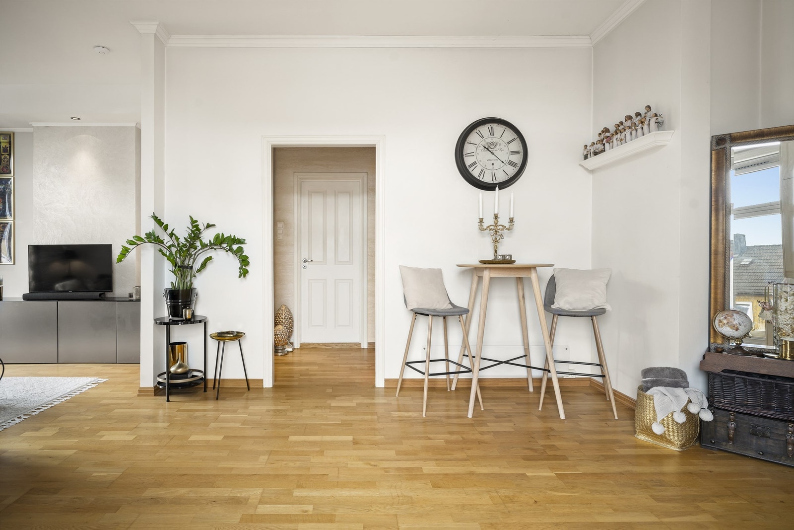 Leiligheten ble etablert med god standard for tiden, inkludert gulv av tre-stavs parkett i alle rom utenom badet. Noe oppussing er utført i senere år. Galleribilde