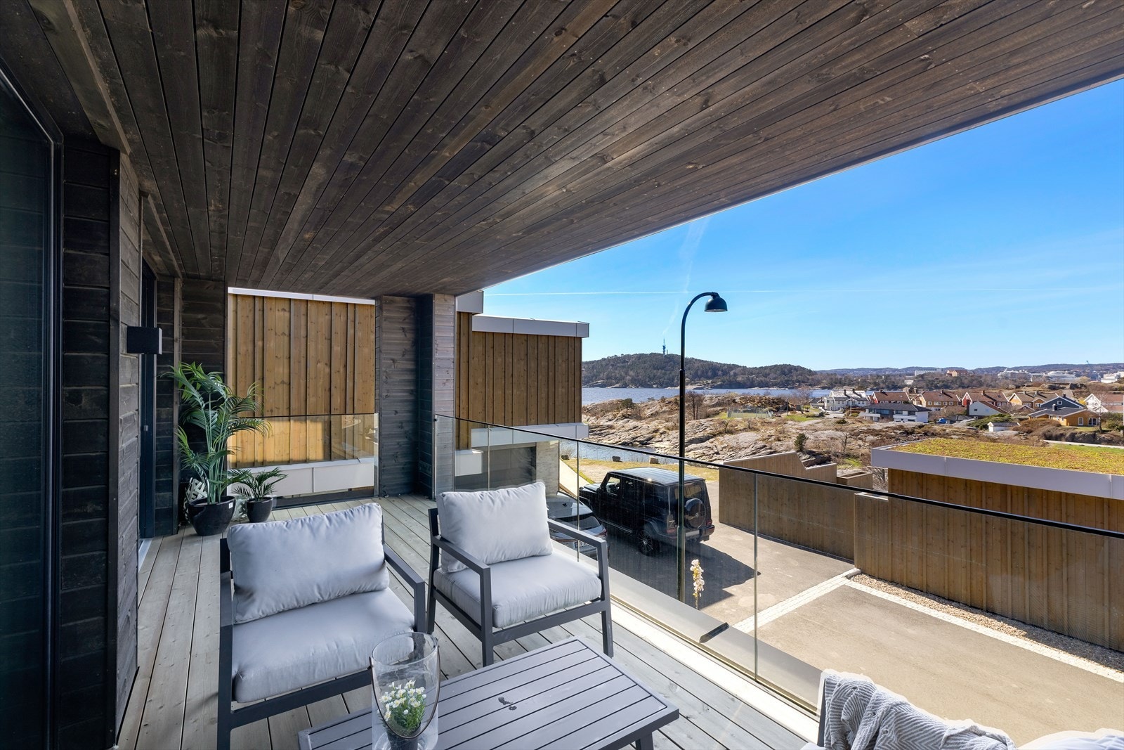Lun og koselig terrasse med utgang fra stuen. Flott utsikt og gode solforhold. Galleribilde