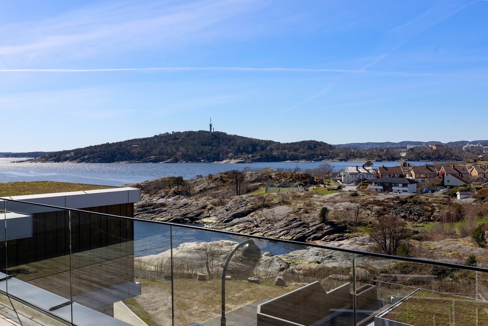 Bilde er tatt fra terrassen i boligens øverste etg. Galleribilde