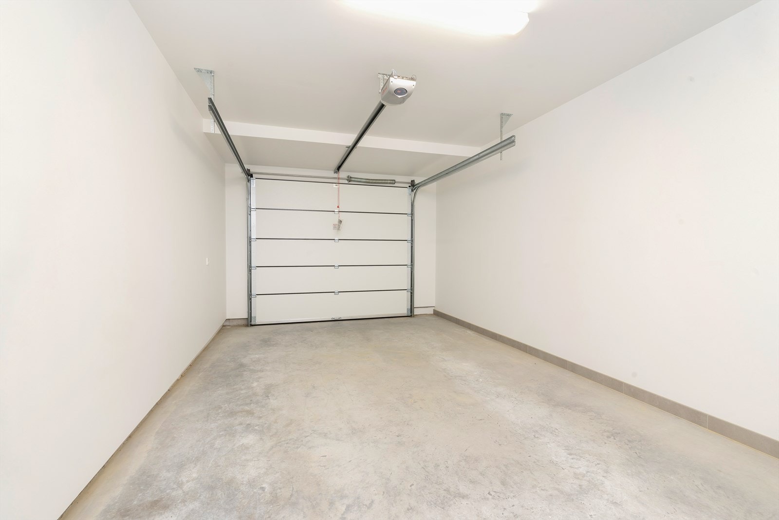 Fra garasjen kan du gå tørrskodd inn i leilighetens entrè Galleribilde