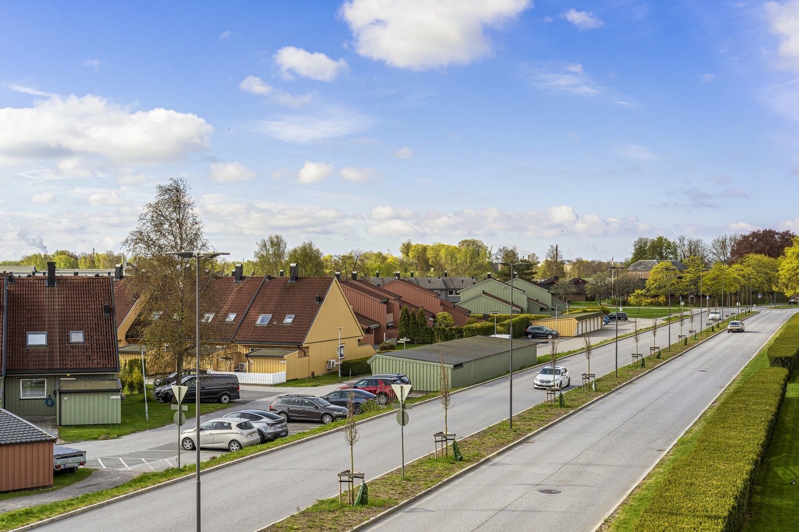 Utsikt fra balkong. Det er umiddelbar avstand til Kongsten, Gamlebyen og fergeleie til sentrum, bussholdeplass og servicetilbud Galleribilde