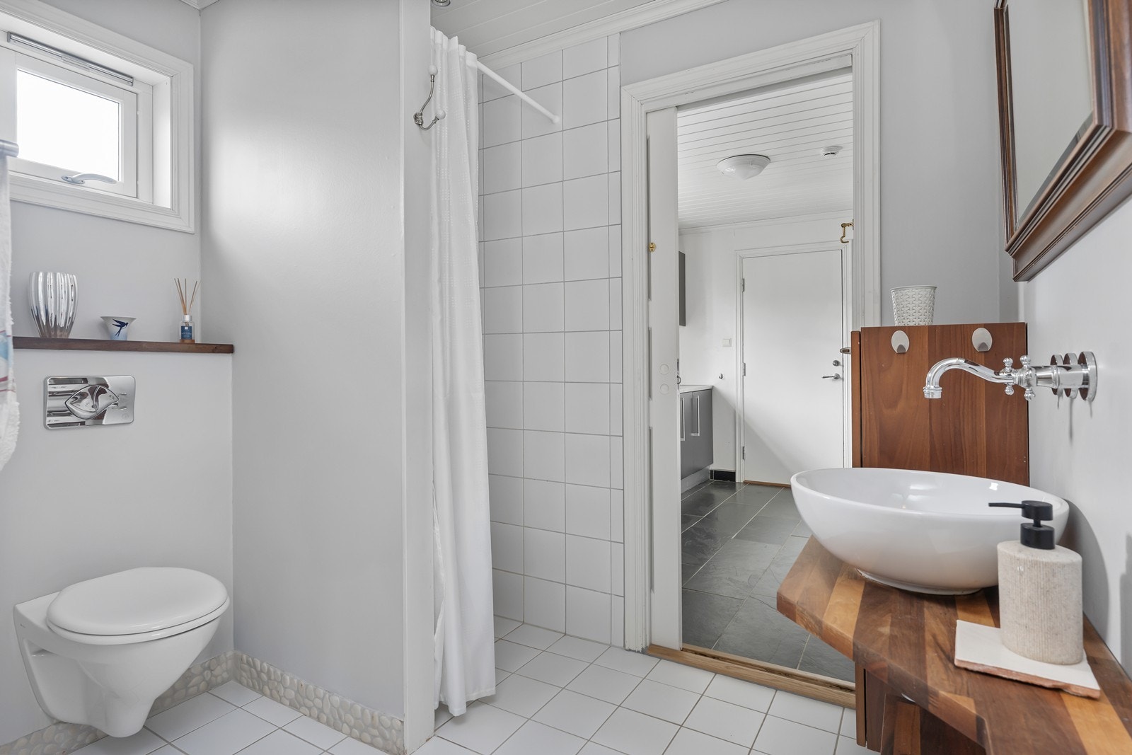 Direkte adkomst til vaskerommet fra badet i hovedetasjen. Galleribilde