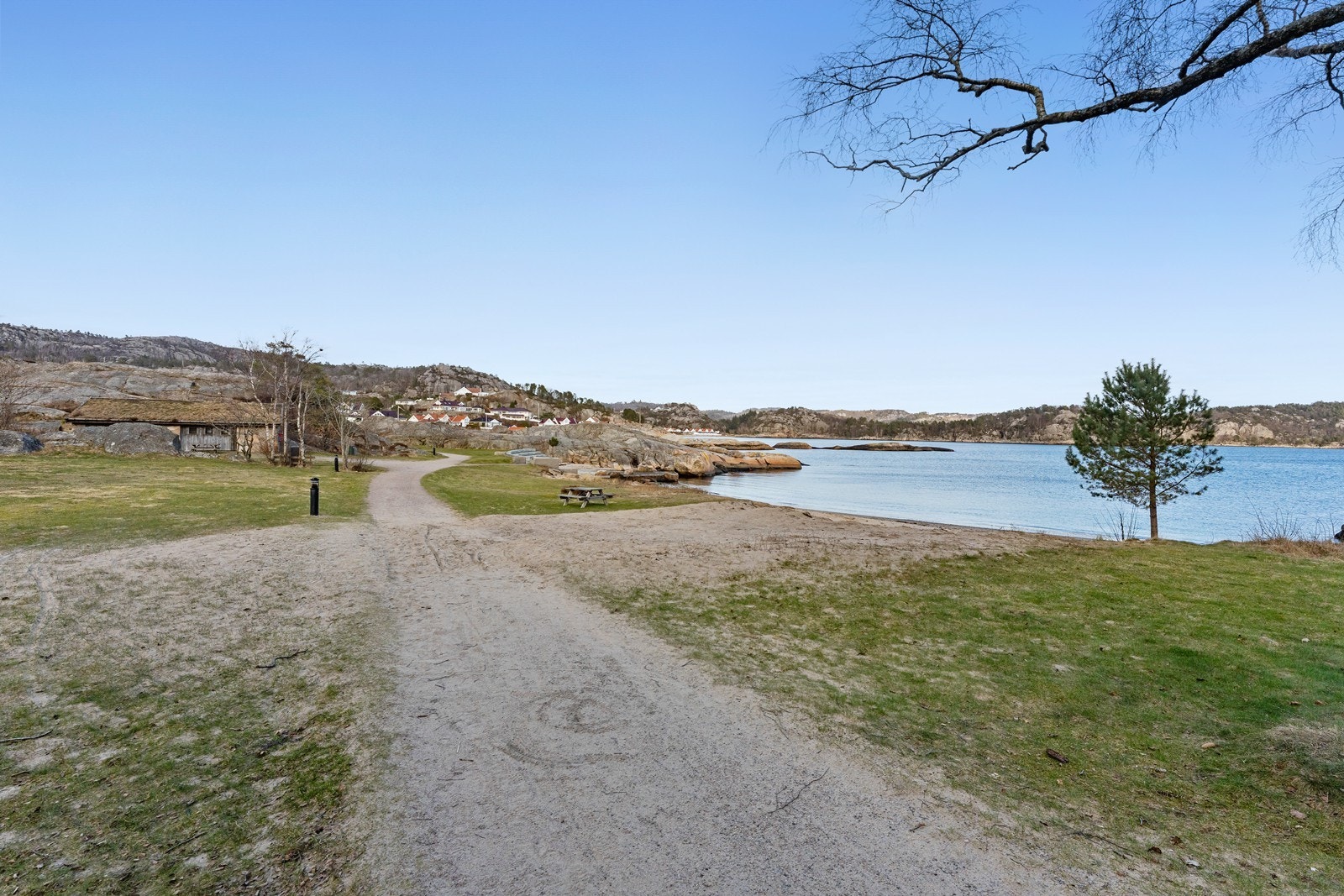 Kråkevika ligger like ved eiendommen og er et yndet rekreasjonsområde med strand, svaberg, Amfi og sanitæranlegg. Galleribilde