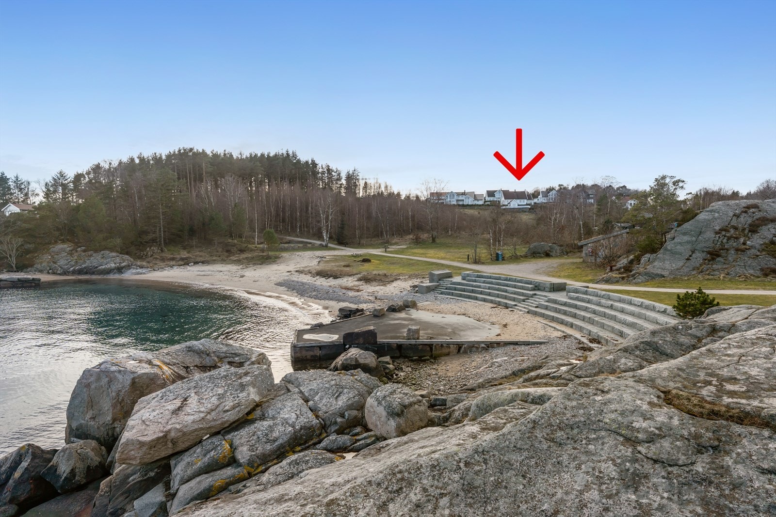 Svært flott beliggenhet like ved rekreasjonsområdet Krågevika. Galleribilde