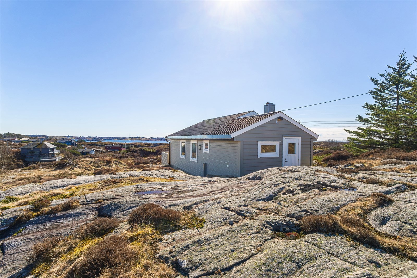 Tomten består av 2 stk. teiger, hyttetomt på 1943,4 m² og sjøtomt på 130,2 m². Galleribilde