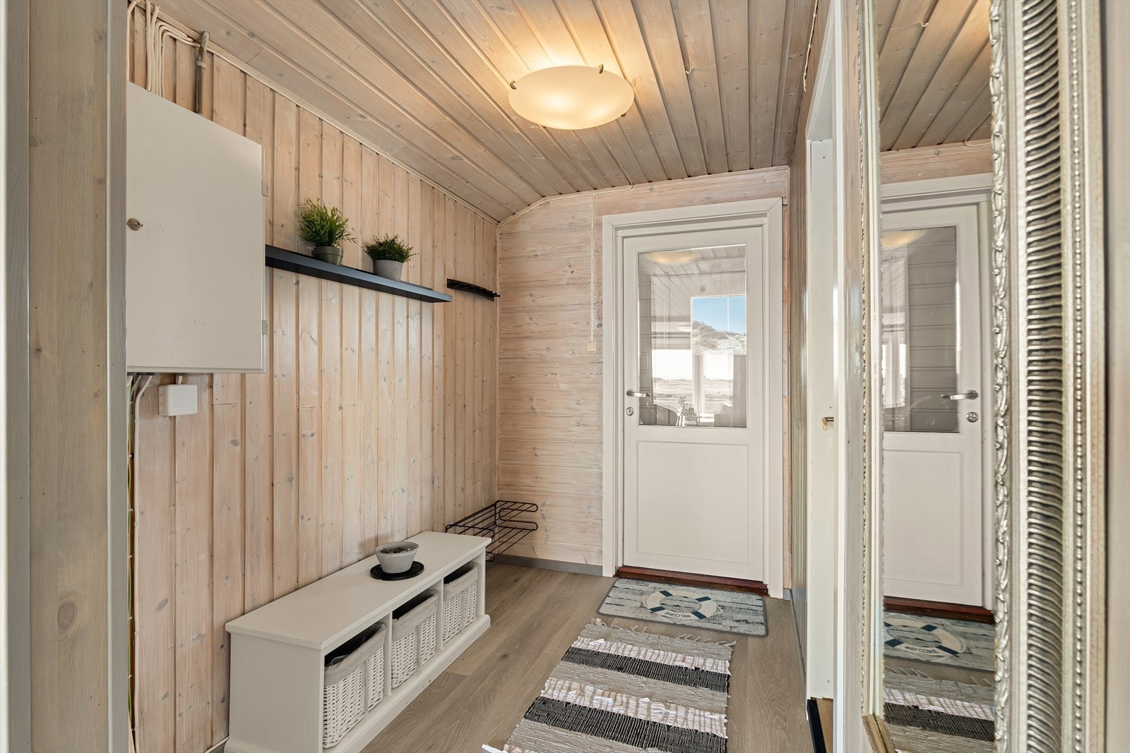 Velkommen inn i en trivelig entrè med plass til å henge fra seg yttertøy og sko. Galleribilde