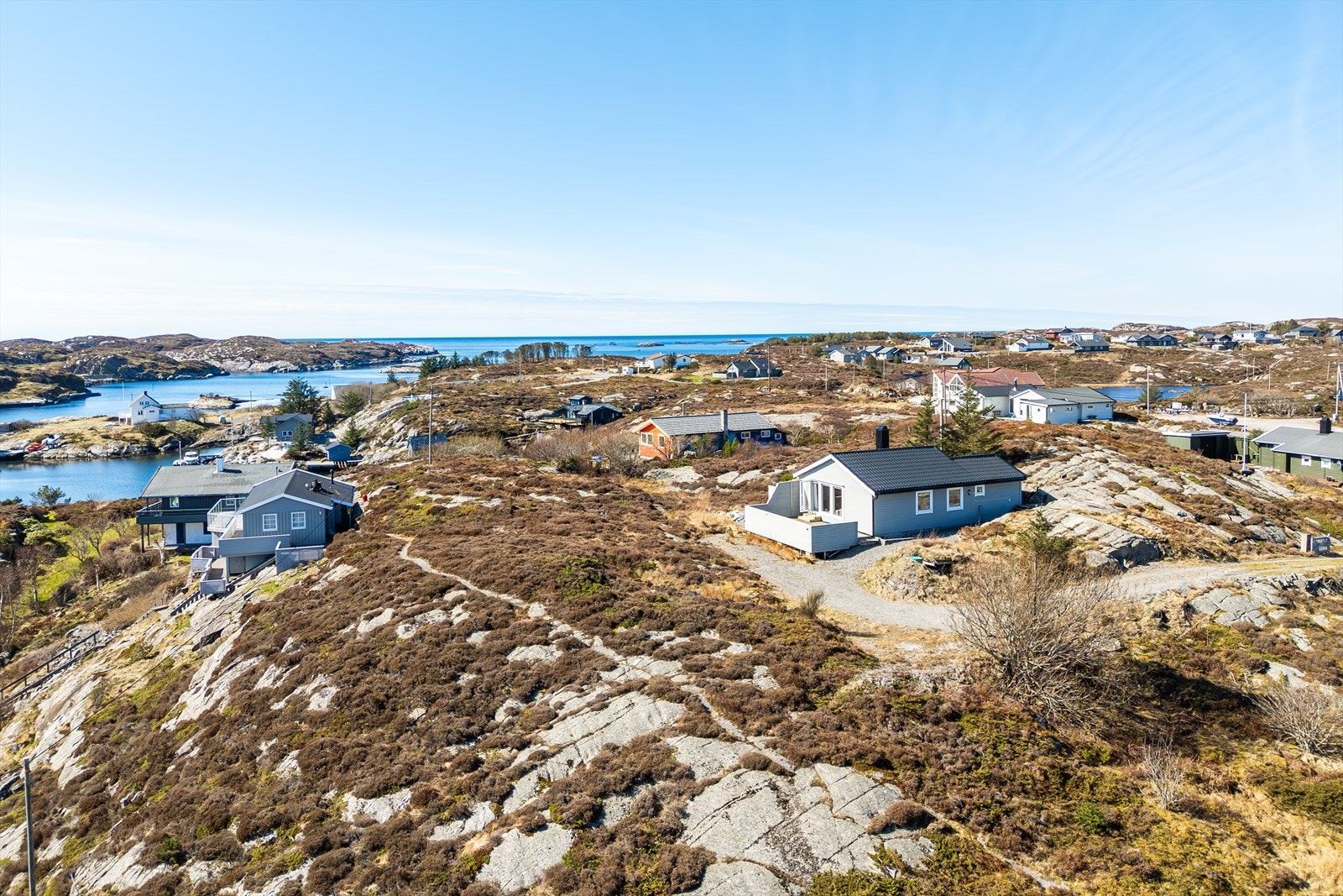 Dagligvarebutikk finner du på Tjeldstø, kun ca. 5 minutters kjøretur unna. På Rong, som du passerer på vei utover fra sør, finnes et godt utvalg av servicetilbud, inkludert dagligvarer, apotek, blomsterbutikk og treningssenter. Galleribilde