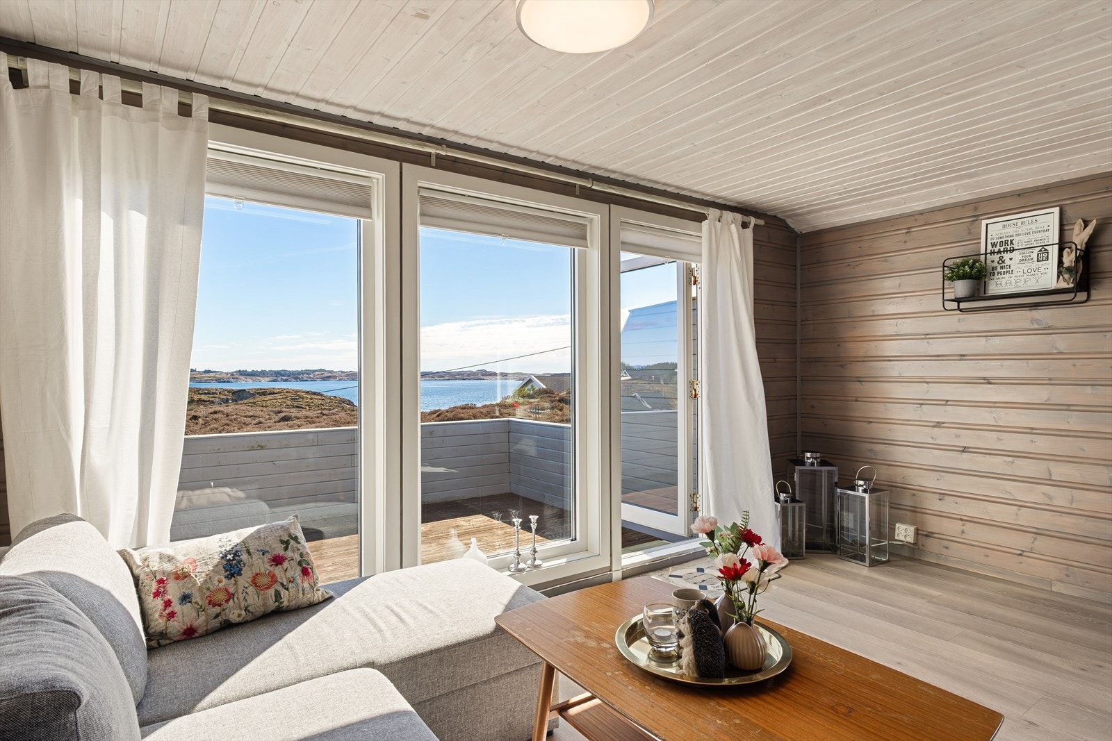 Fra stuen er det utgang til en stor og deilig terrassse. Galleribilde