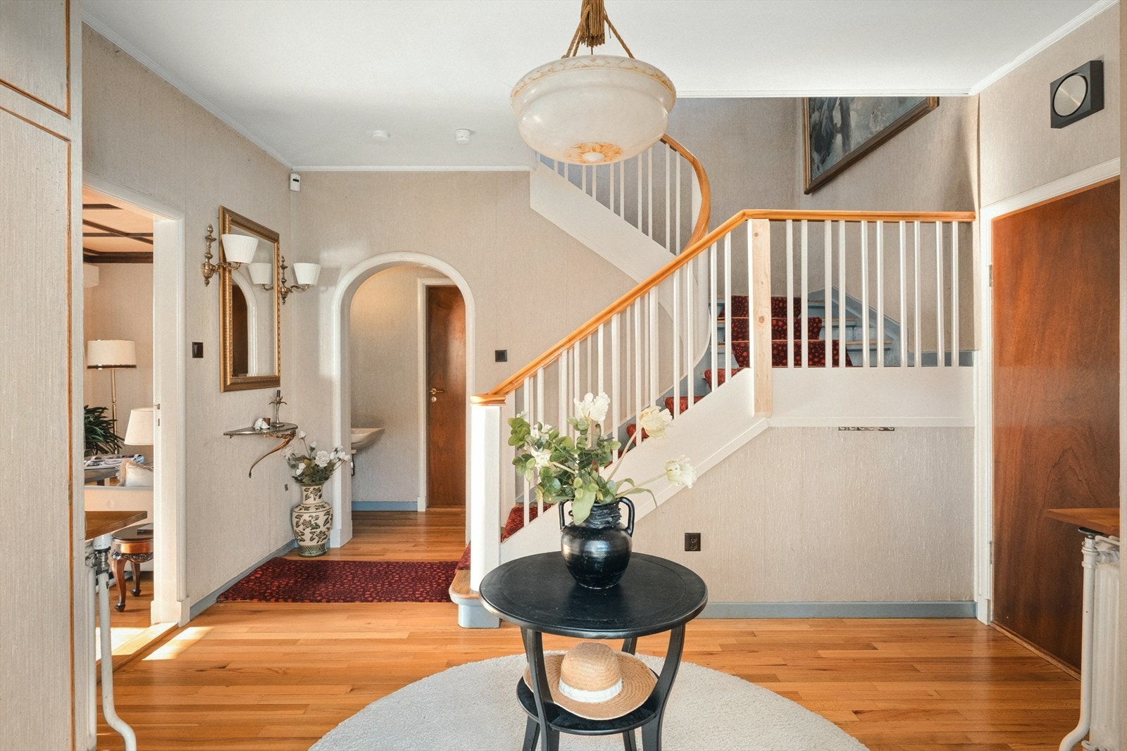 Velkommen inn! Følelsen av herskapelighet omkranset av utsmykkede detaljer, vitner om en svunnen tid der arkitektur signaliserte både status og varighet. Galleribilde