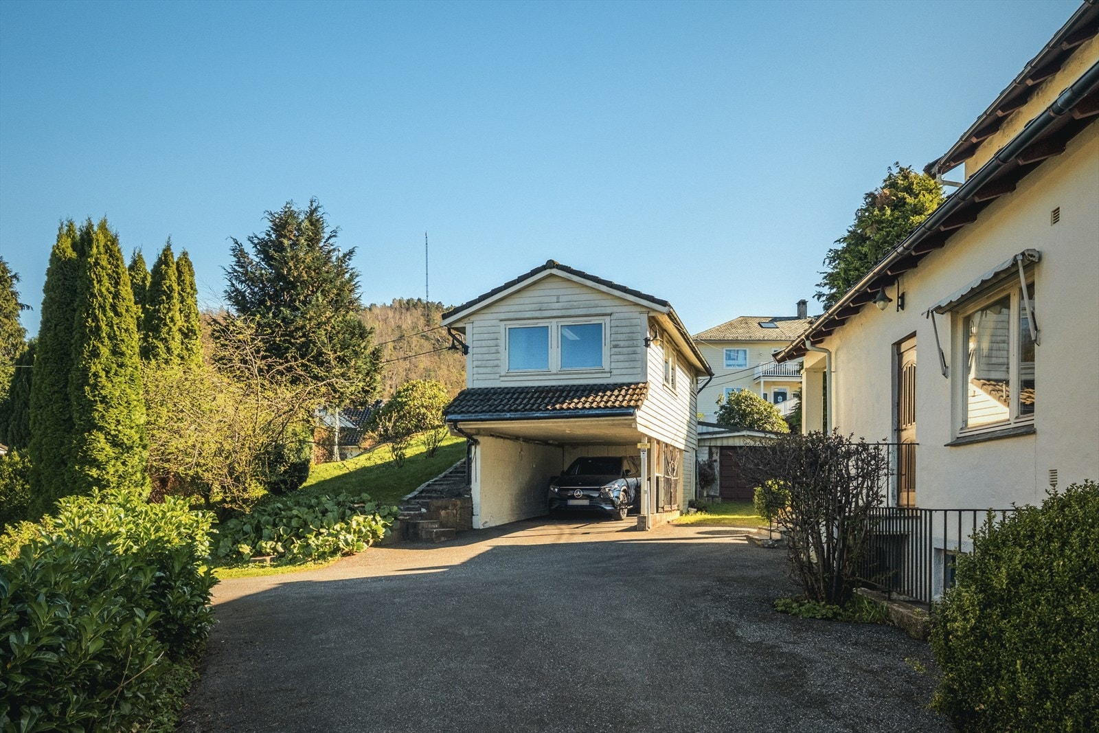 Carport med hjemmekontor over. Galleribilde
