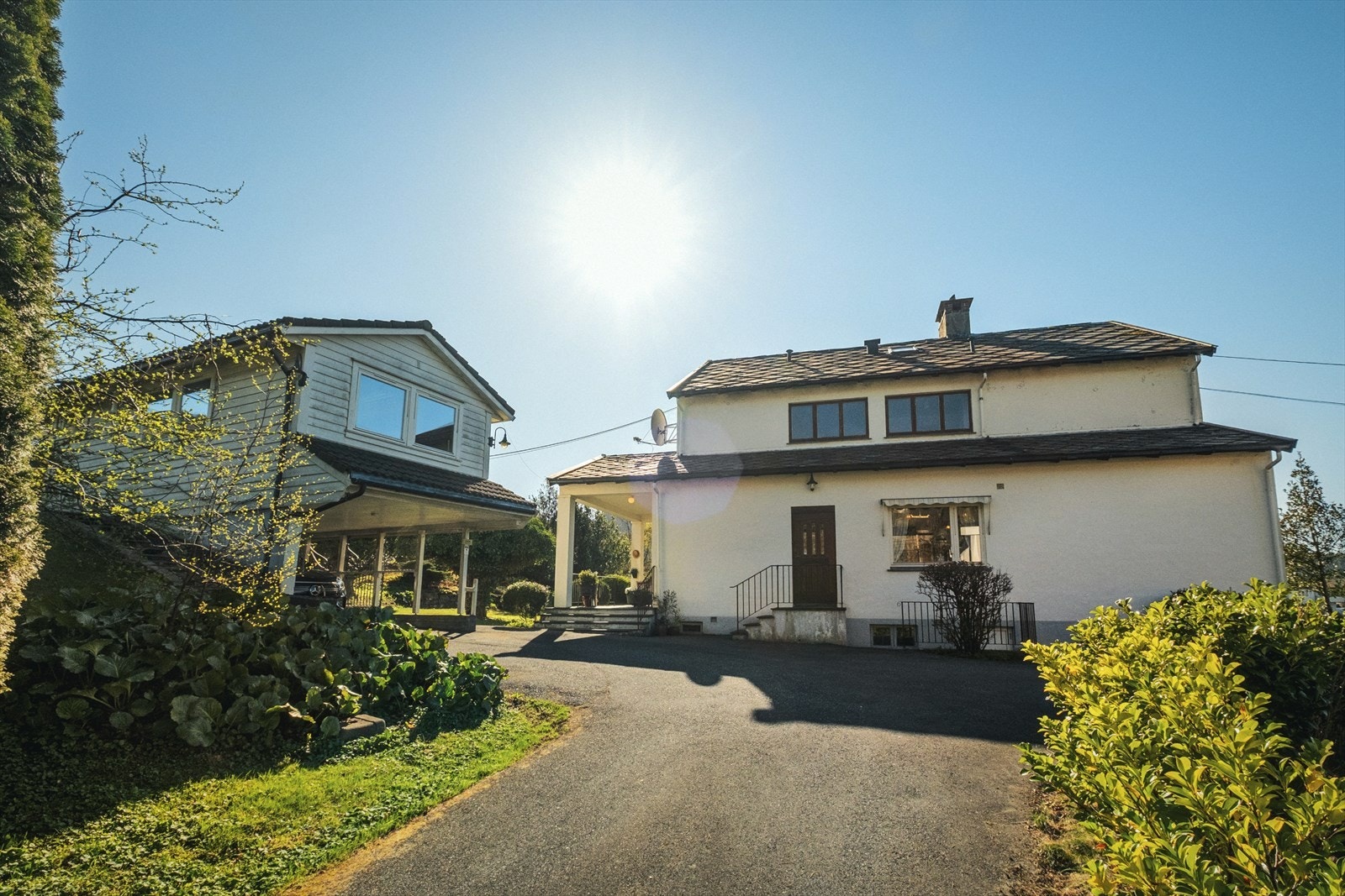 Adkomsten er enkel. Carport og oppstillingsplasser ved boligen. Galleribilde
