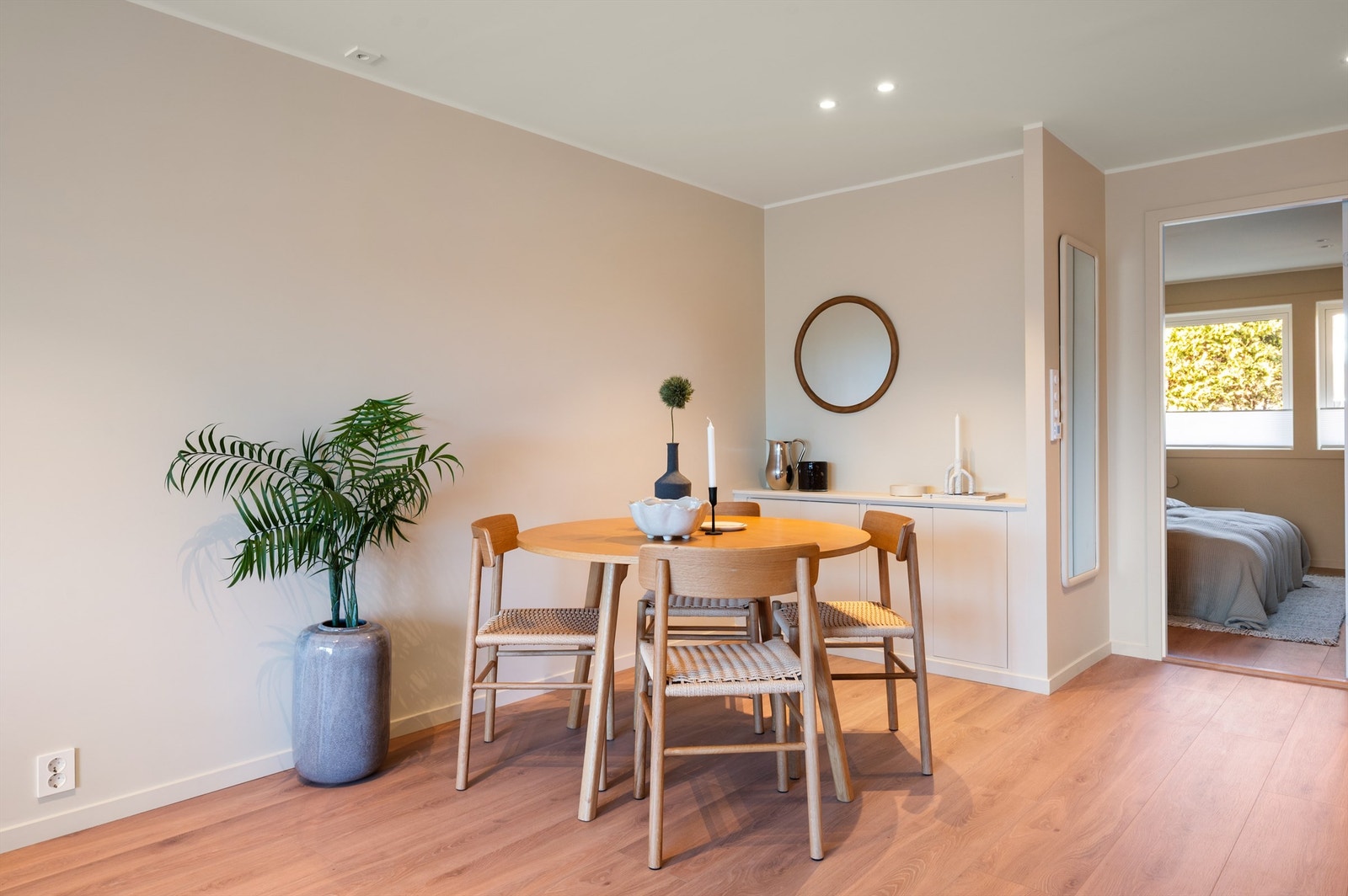 Stuen har også en naturlig plass for å innrede med et spisebord med god plass til å invitere på middagsselskaper. Galleribilde