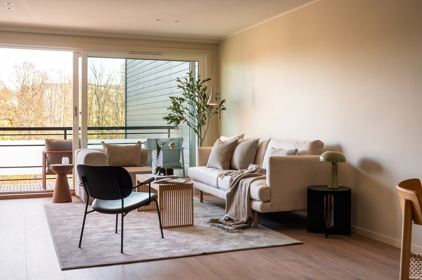 Det er god plass til sofagruppe og salongbord, samt tilhørende møblement. Galleribilde