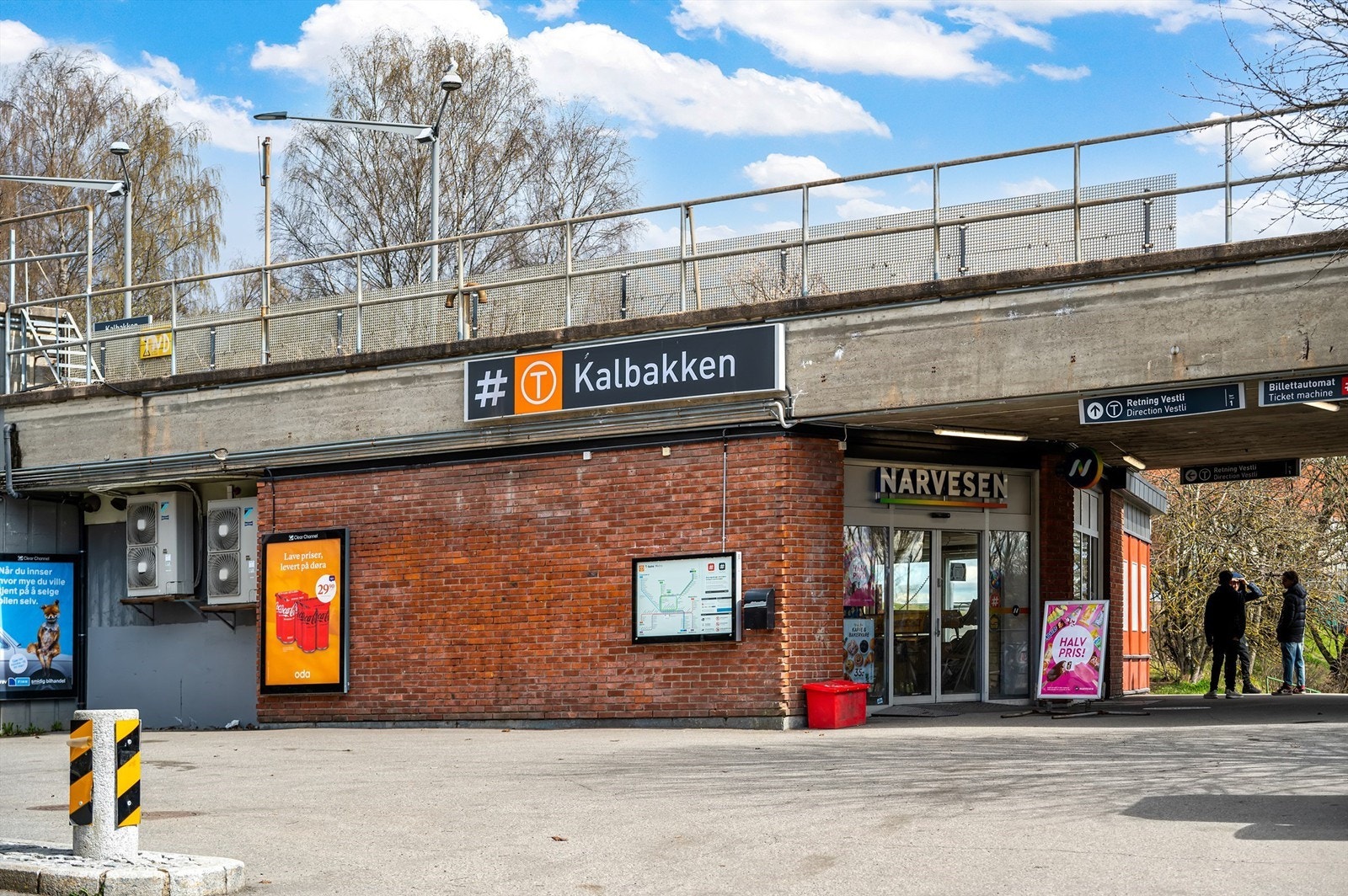 Kalbakken har et svært godt utbygd offentlig kommunikasjonstilbud via hyppige avganger med buss, t-bane og tog. Galleribilde