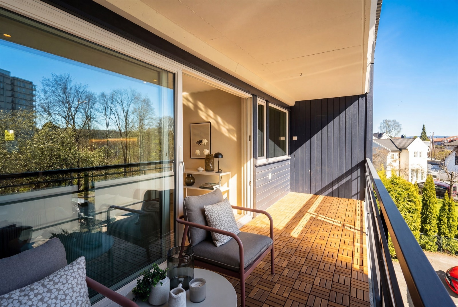 Velkommen ut i solen! Fra stuen kommer man ut til boligens sydvendt balkong på ca. 10 kvm. Om sommeren brukes balkongen som en del av stuen. Galleribilde