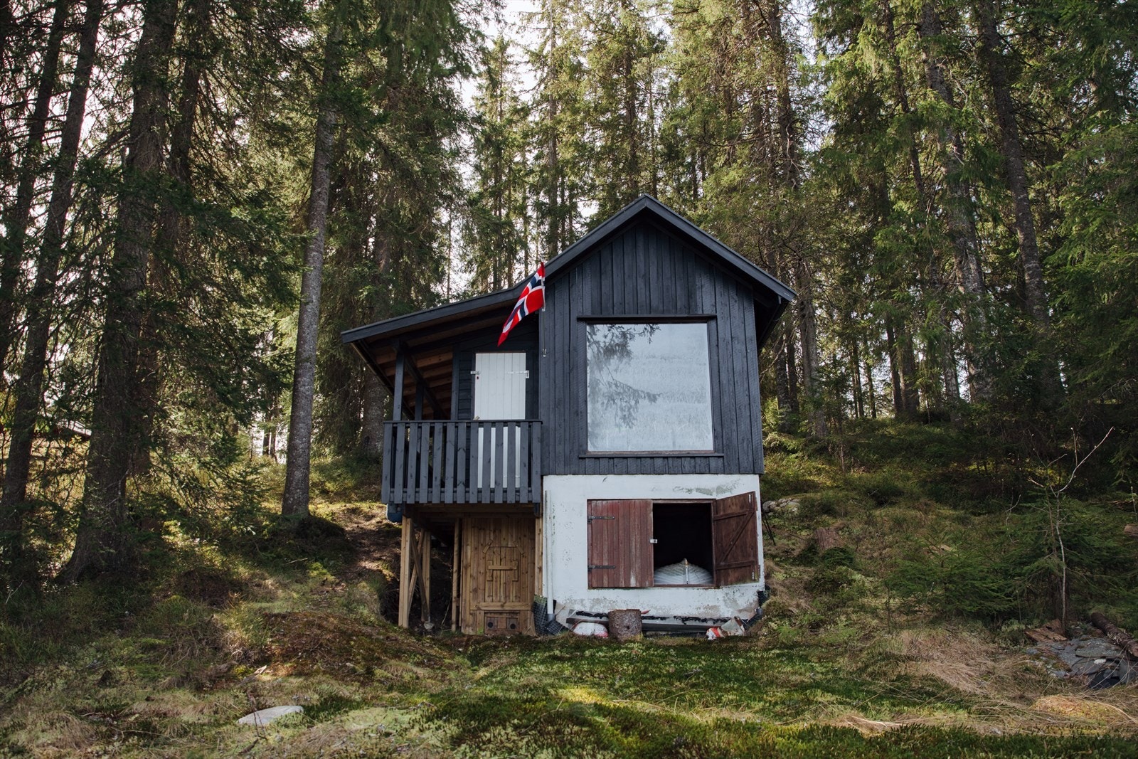 Uthus/båthus med utedo Galleribilde