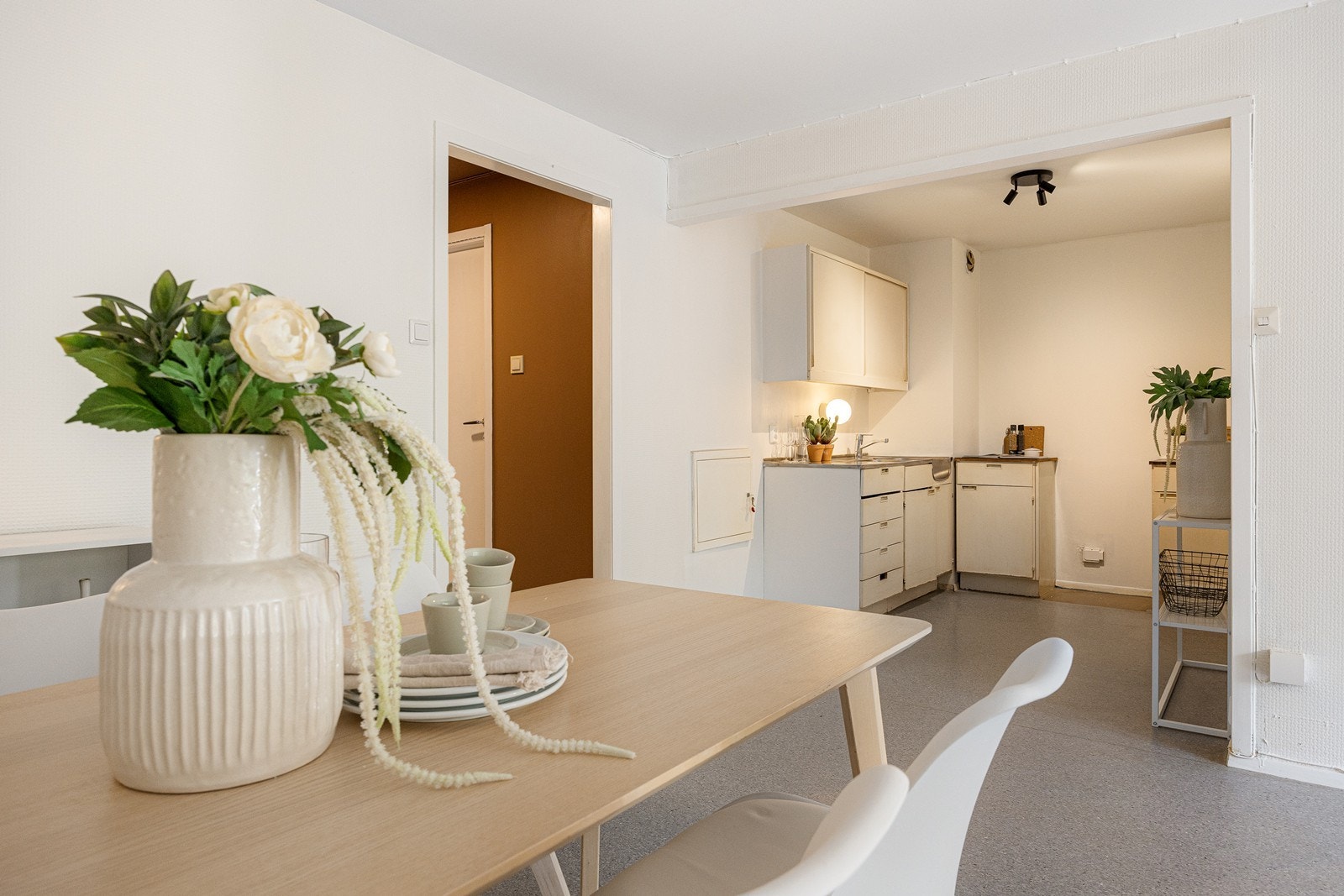 Hele leiligheten er nymalt og innredet med gulvbelegg. Galleribilde