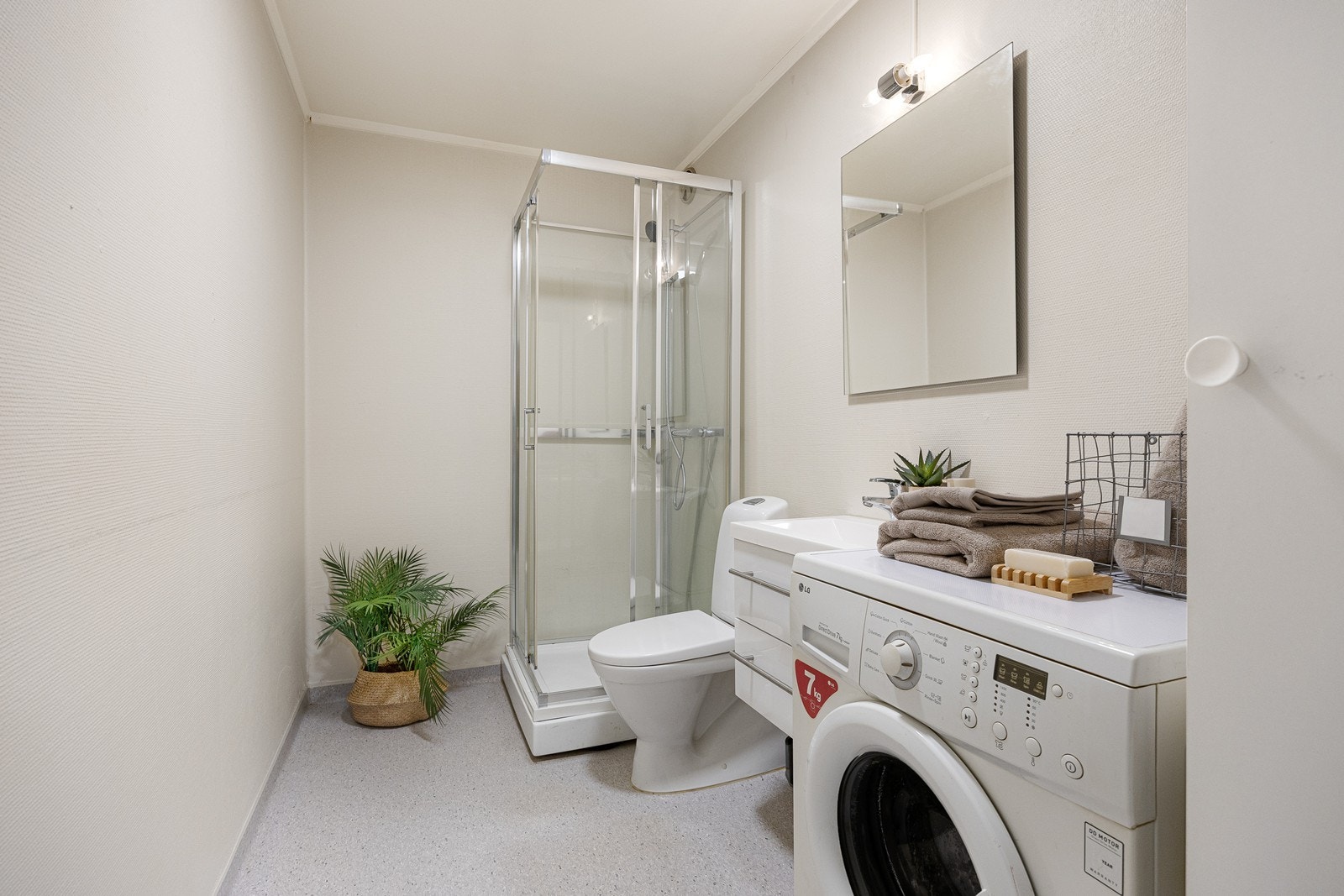 Badet har malte veggflater og vinylbelegg på gulvet. Galleribilde