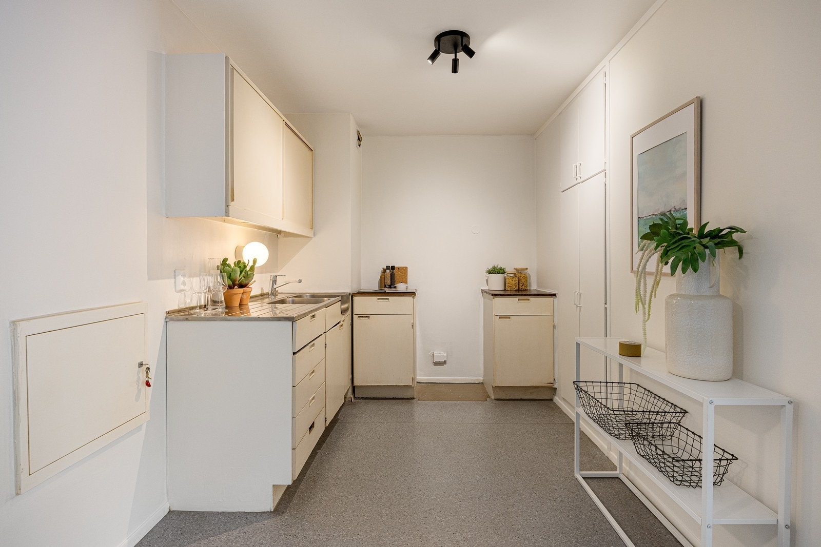 Kjøkkenet har en enkel innredning, supplert av et innebygd skap. Galleribilde