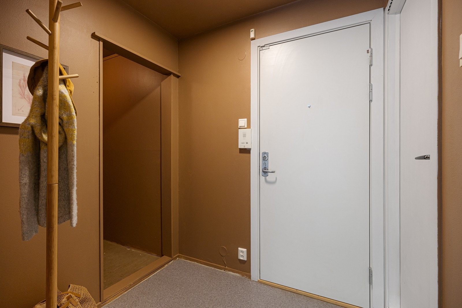 Leiligheten ligger i 3.etasje og har adkomst via felles trappeoppgang. Ved ytterdøren er et dørcallingsanlegg installert. Galleribilde