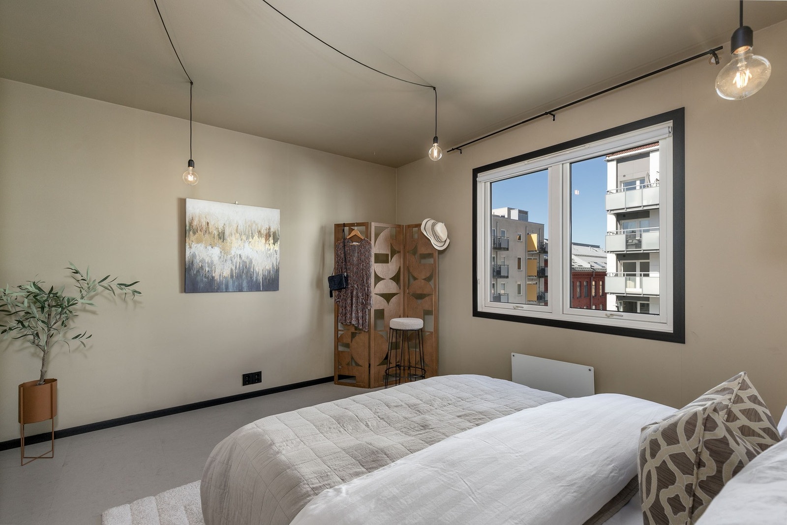 Hovedsoverommet har god plass til dobbeltseng med nattbord Galleribilde