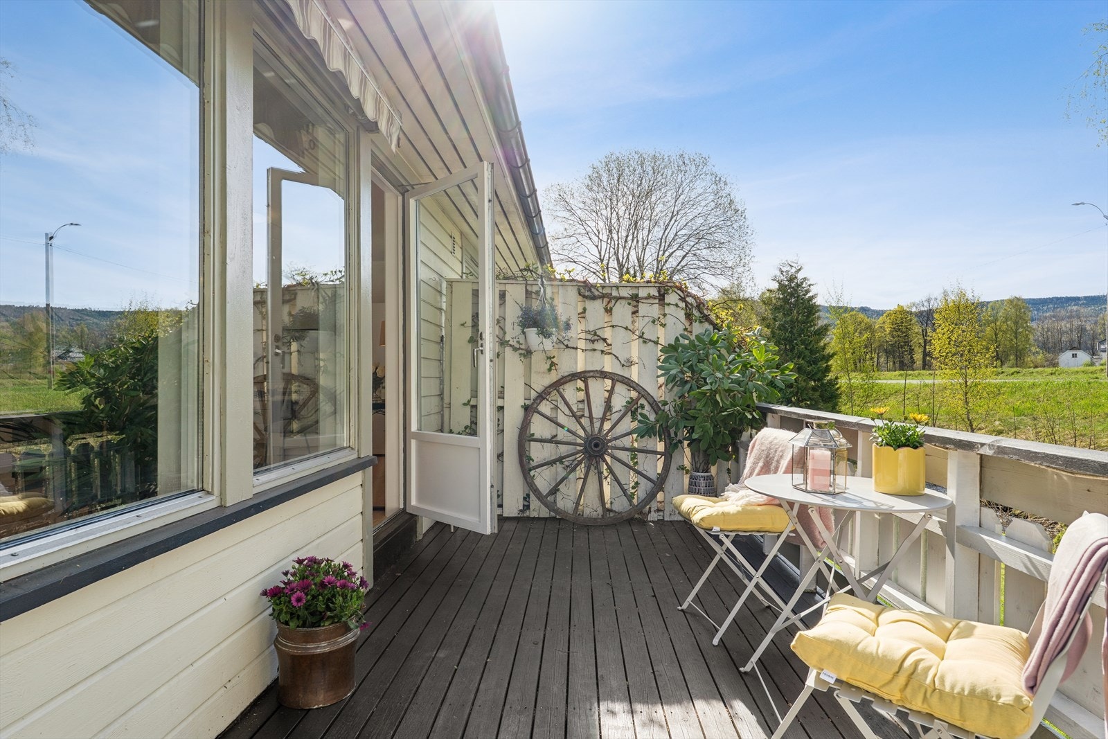 Fra stuen er det direkte utgang til en veranda på rundt 9 m². Her er det god plass til en sittegruppe for å nyte rolige dager utendørs. Galleribilde