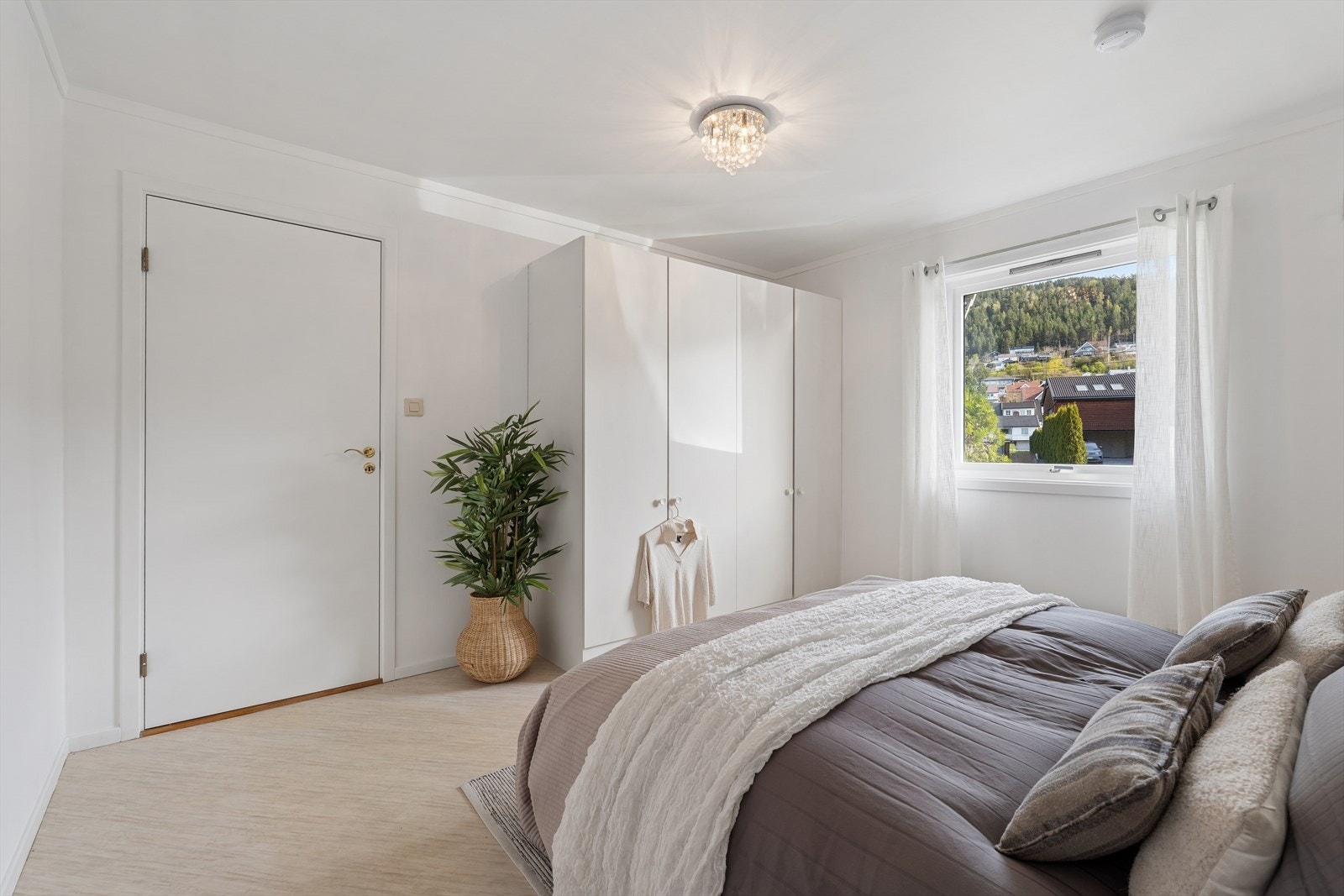 Hovedsoverommet har god plass til dobbeltseng og garderobeløsning. Galleribilde