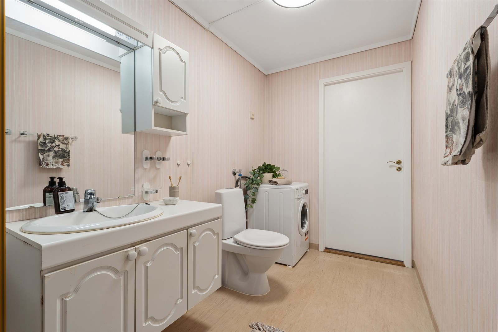 Badet er utstyrt med servantskap, toalett og har opplegg for vaskemaskin. Galleribilde