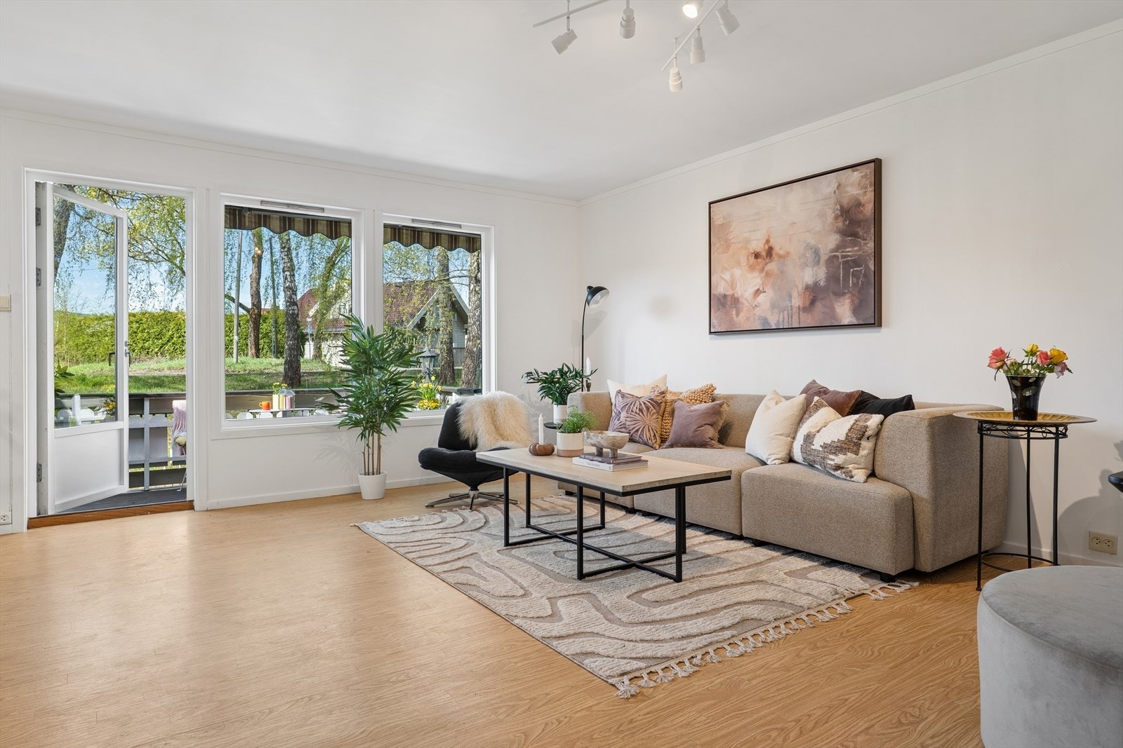 Fra stuen er det utgang til veranda. Galleribilde