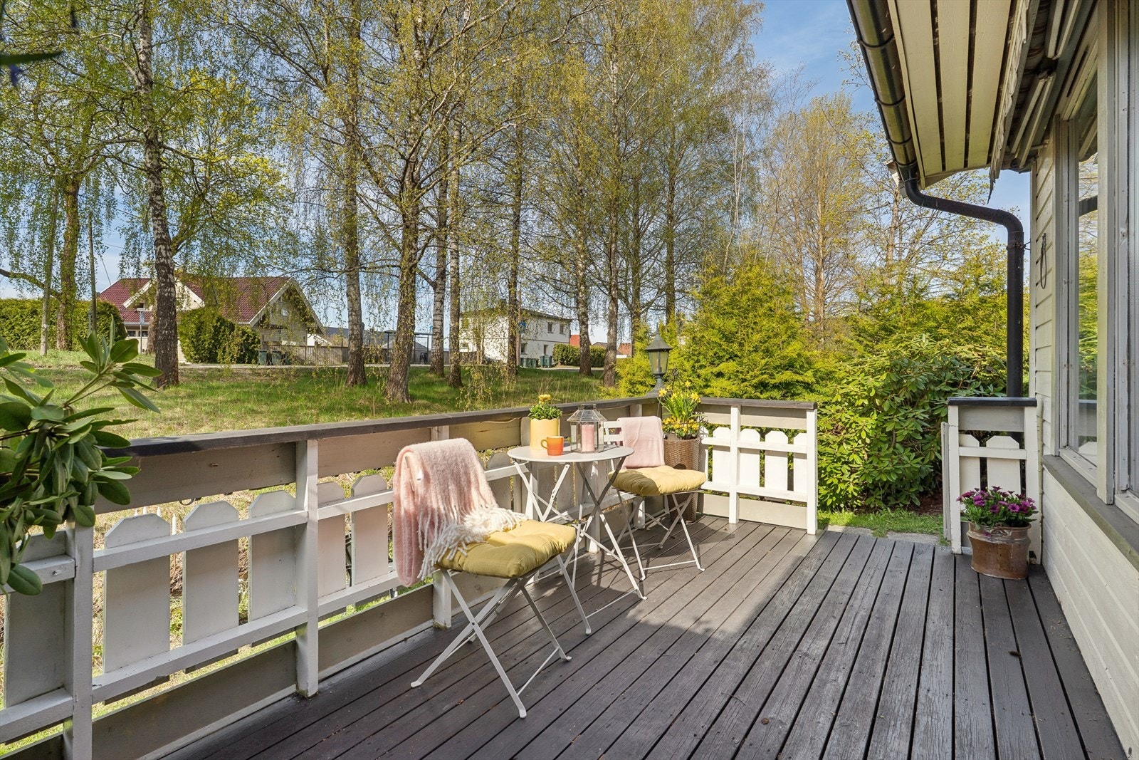 Verandaen er bygget med impregnert bjelkelag og terrassebord. Galleribilde