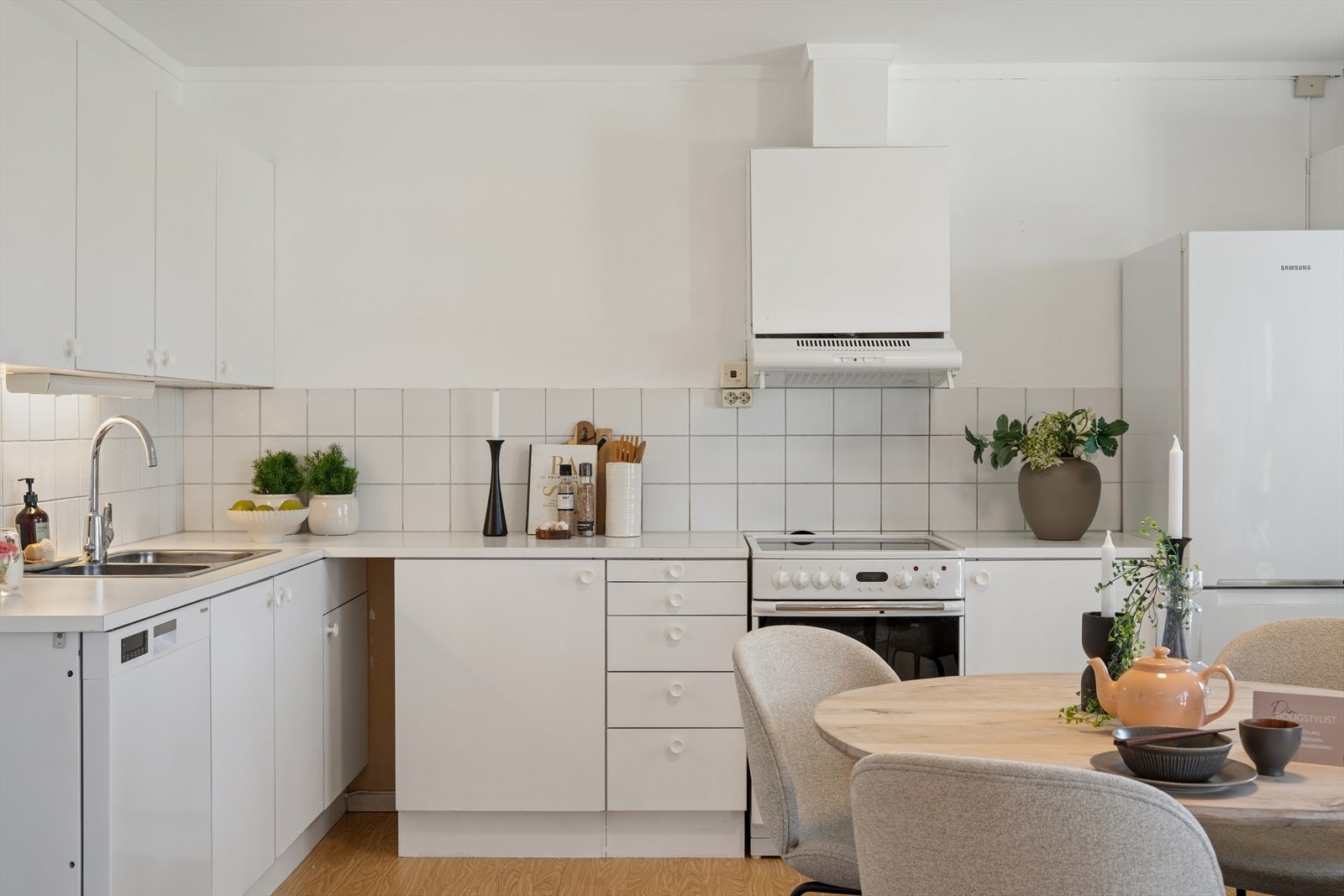 Kjøkkenet er utstyrt med komfyr, oppvaskmaskin, kjøl/fryseskap og ventilator med avtrekk ut. Galleribilde