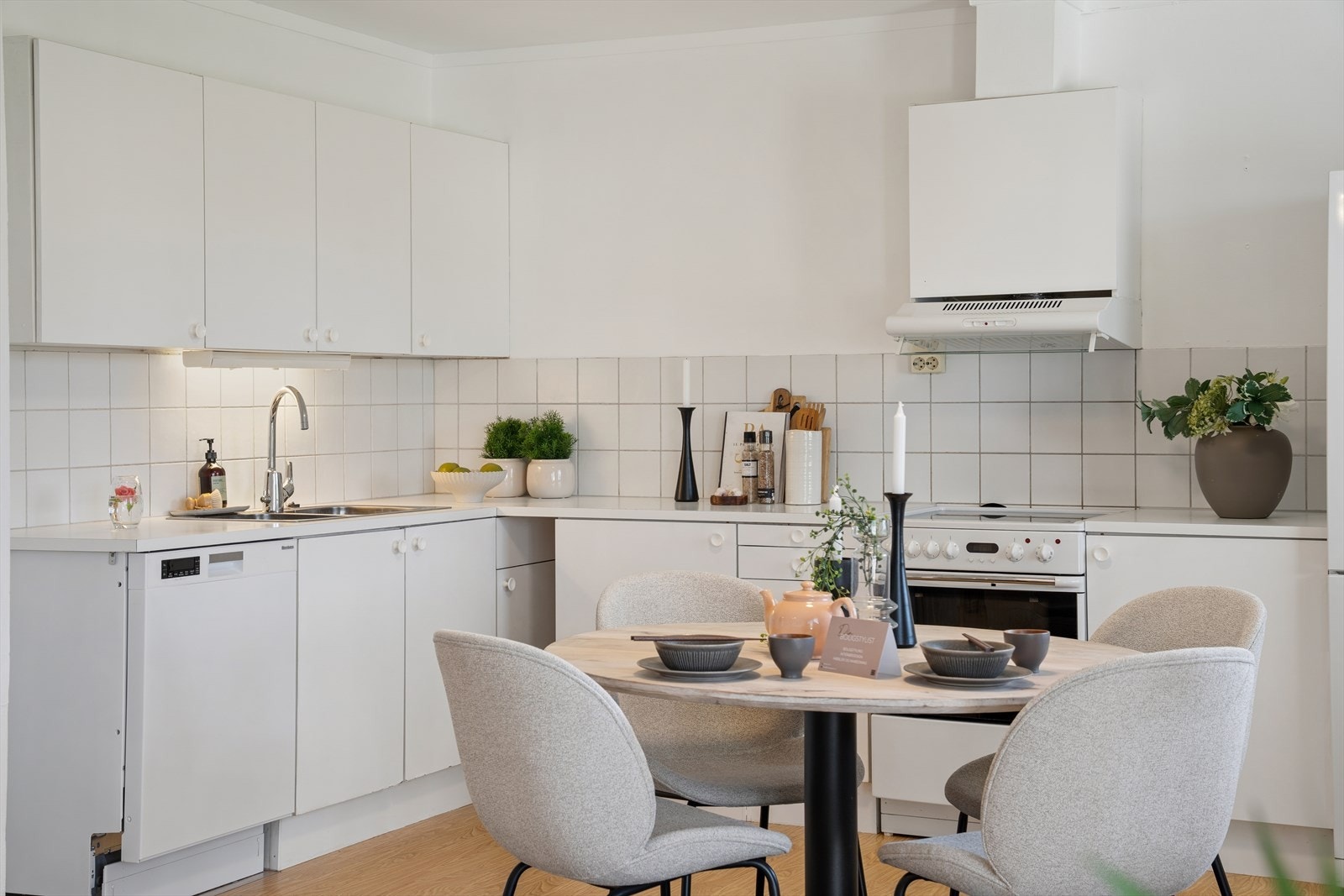 Kjøkkeninnredningen har glatte fronter og en benkeplate i laminat. Galleribilde