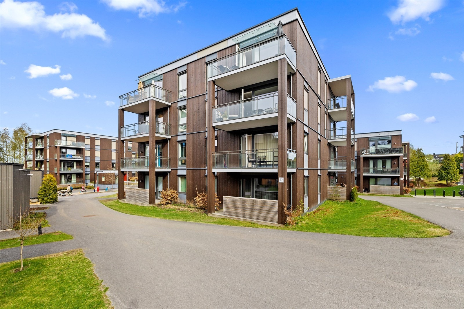 Velkommen til Havnehagen 57! En moderne og arealeffektiv 3-roms leilighet fra 2022 med gjennomgående parkett og åpen stue- og kjøkkenløsning. Galleribilde