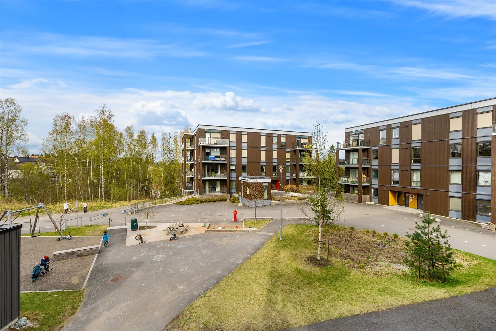 Rett utenfor døren ligger en stor lekeplass, ideelt for barnefamilier. Galleribilde