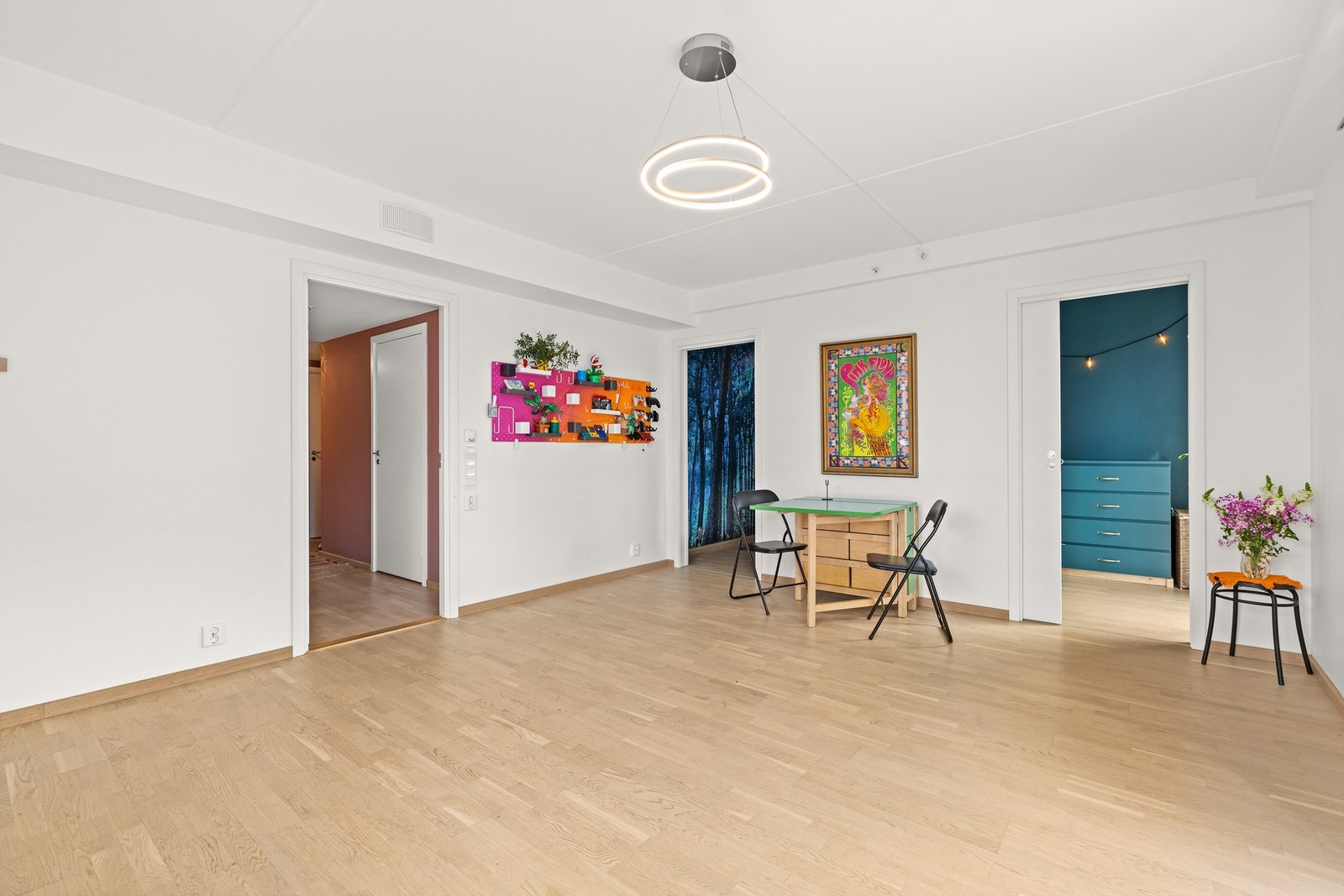 Den åpne løsningen gir fleksible møbleringsmuligheter og god kontakt mellom stue og kjøkken. Galleribilde