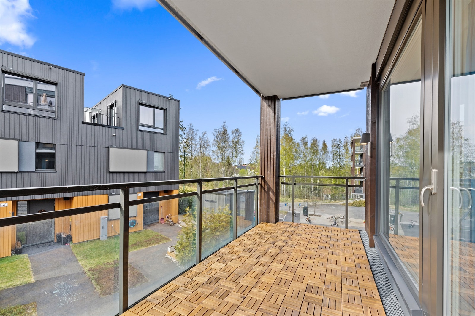 Fra stuen er det utgang til en overbygget, vest-nordvestvendt balkong med god plass til utemøbler. Galleribilde