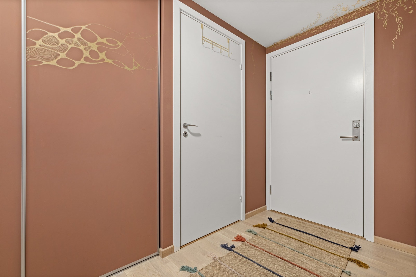 Entréen gir et godt førsteinntrykk og har tilknytning til en praktisk innvendig bod. Galleribilde
